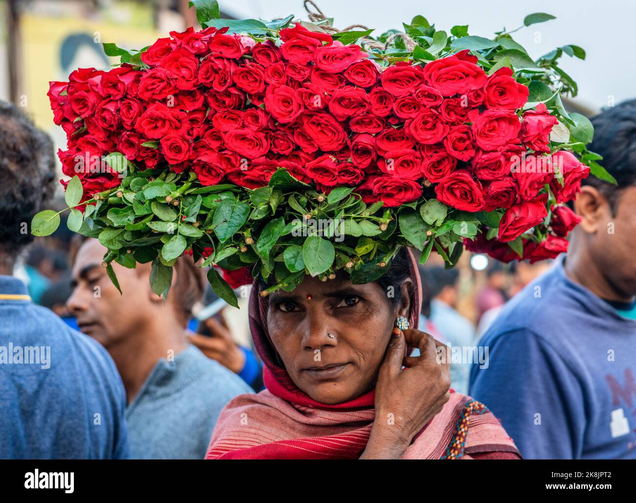 New Delhi, India. 24th Oct, 2022. A woman seen selling Rose flowers on