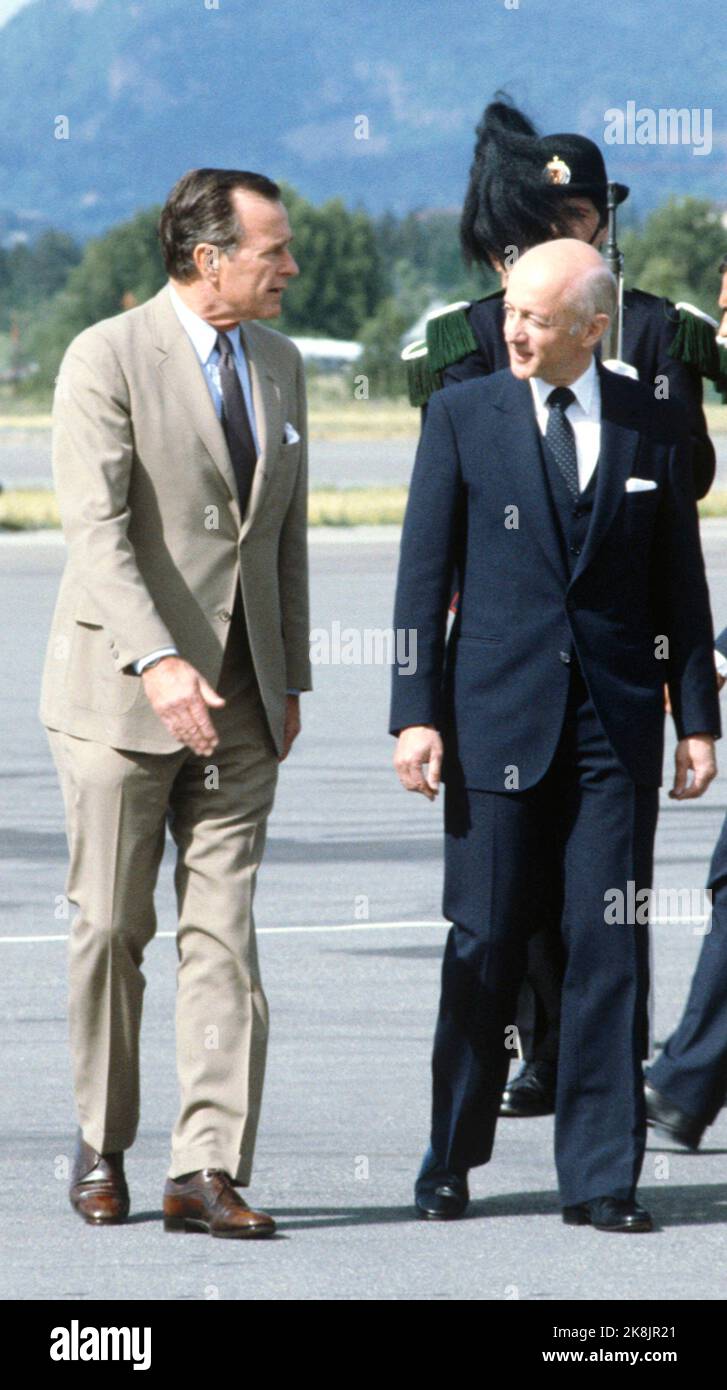 Oslo 19830629. USA Vice President George Bush on an official visit to Norway. The Vice President (TV) arrives at Oslo Airport Fornebu and is welcomed by Prime Minister Kåre Willoch (H). Photo: Inge Gjellesvik / NTB Stock Photo