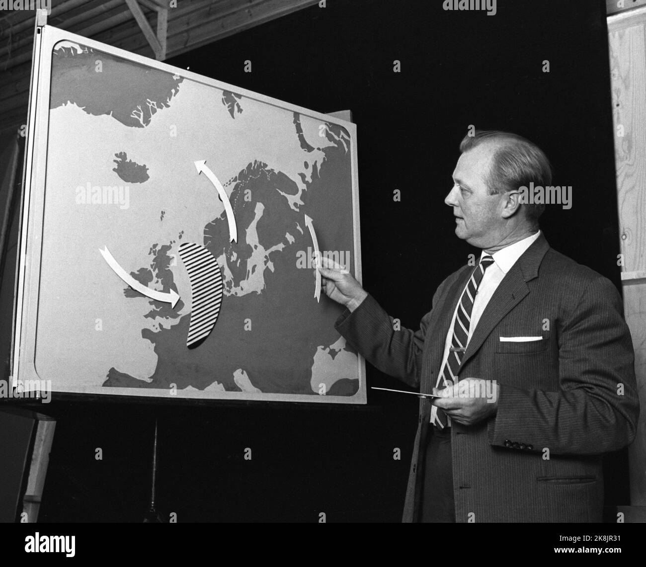 Oslo NRK 1964 Weather map. State meteorologist Kristian Trægde presents the weather forecast on NRK Television. Photo: Aage Storløkken / Current / NTB Stock Photo
