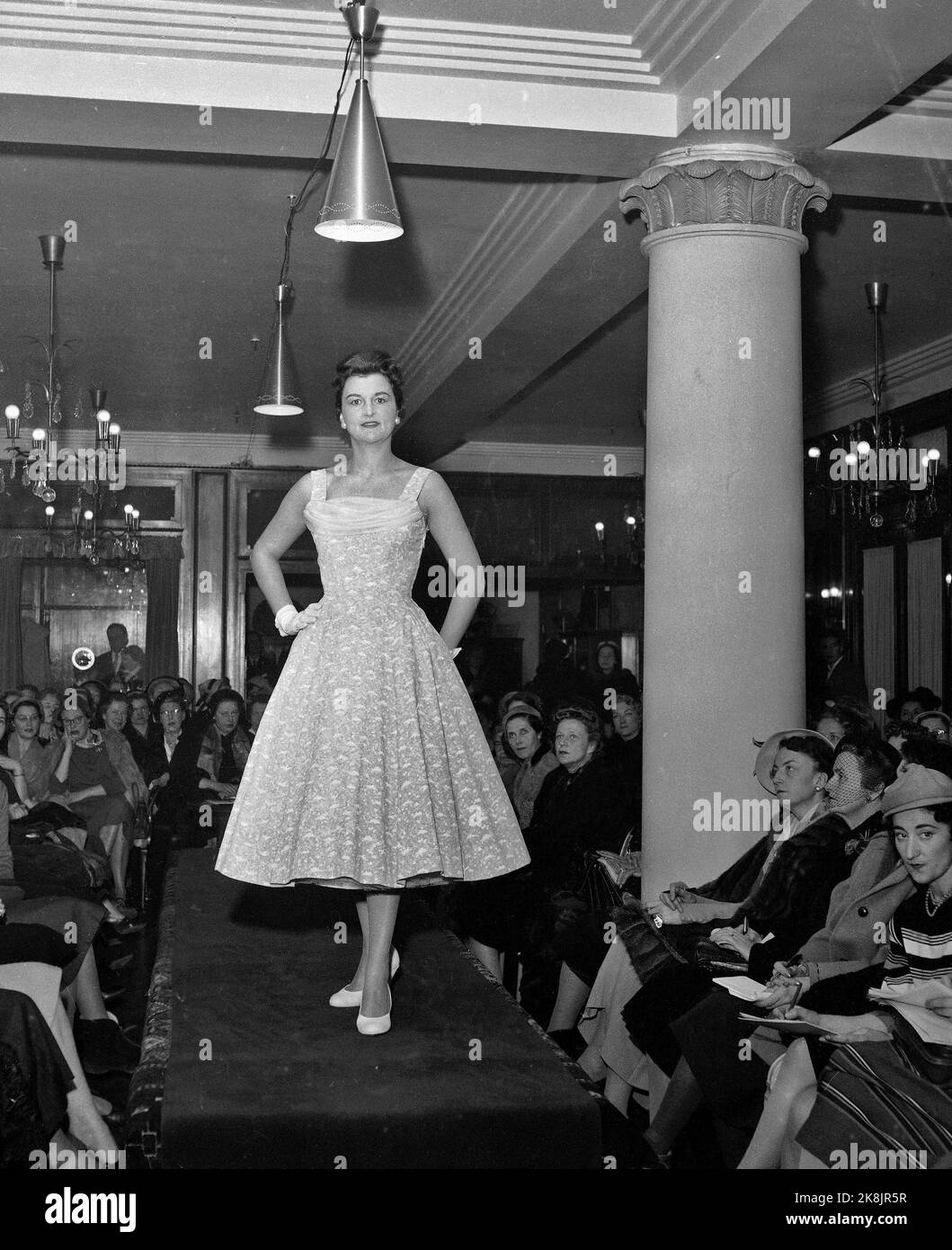 Oslo spring 1956: Great activity in Steen and Strøms Systue two days before the view of this year's fashion. The magazine's sewing room sews so -called 'petite couture', less expensive variants of international model creations. Here from the fashion show a few days after the current visit. Photo: Current / NTB Stock Photo