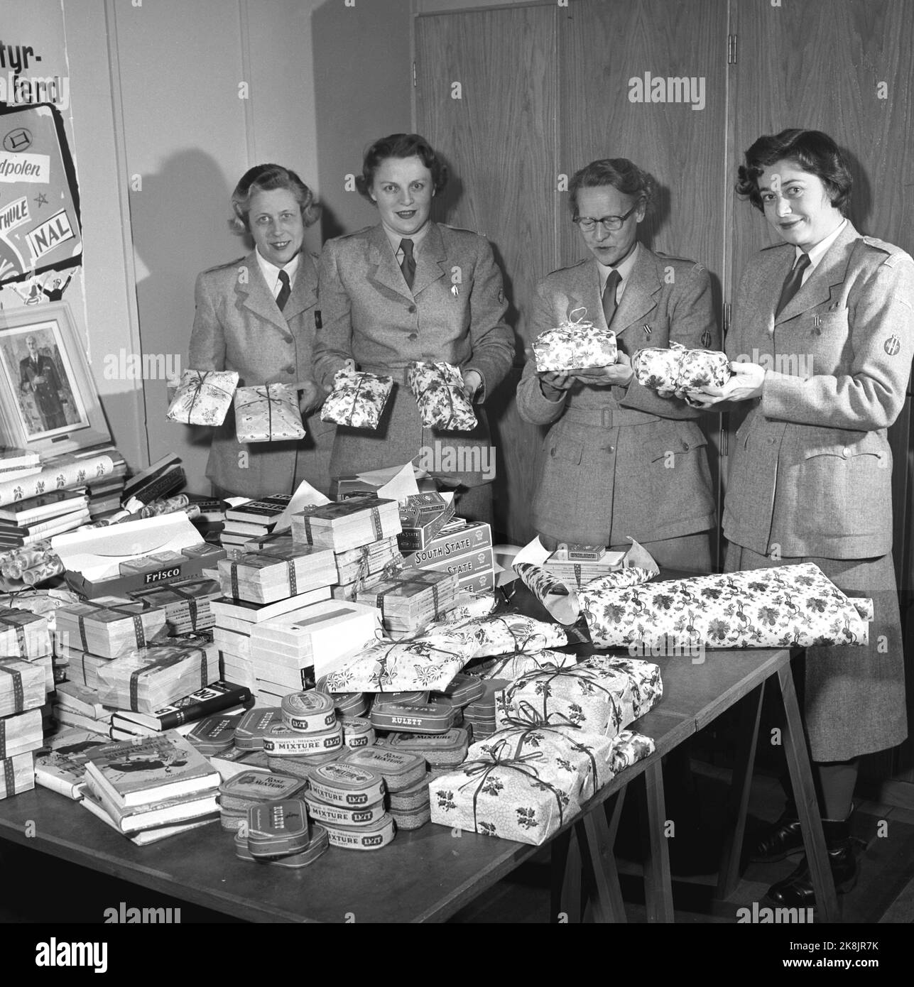 Oslo November 1956. Norwegian police troops travel to Egypt to participate in the International Police Church in Suez. 50 Norwegian soldiers have been traveled to Naples, where 5,000 UN soldiers from the Nordic countries, Canada, India and Pakistan were gathered. Here, Lotter packs Christmas presents for the soldiers, which consists of cigarettes, tobacco and books for the UN boys in Suez. Ntb archive / ntb Stock Photo