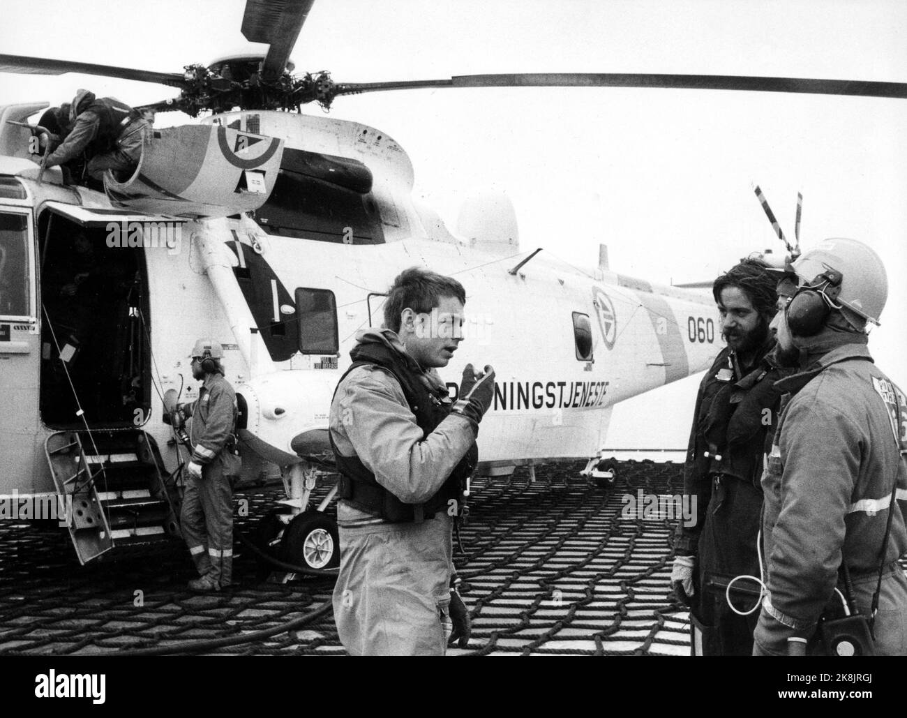 North Sea 19800329. The rescue operation after the roofing of the housing platform Alexander Kielland on March 27, 1980, with 122 people perished. Rescue crews and rescue equipment have been put on a hard test in recent days. Here is one of the helicopters during a quick inspection and refueling of fuel, while the crew gets a little rest and talk. L 11034 / D Photo: NTB archive / NTB Stock Photo