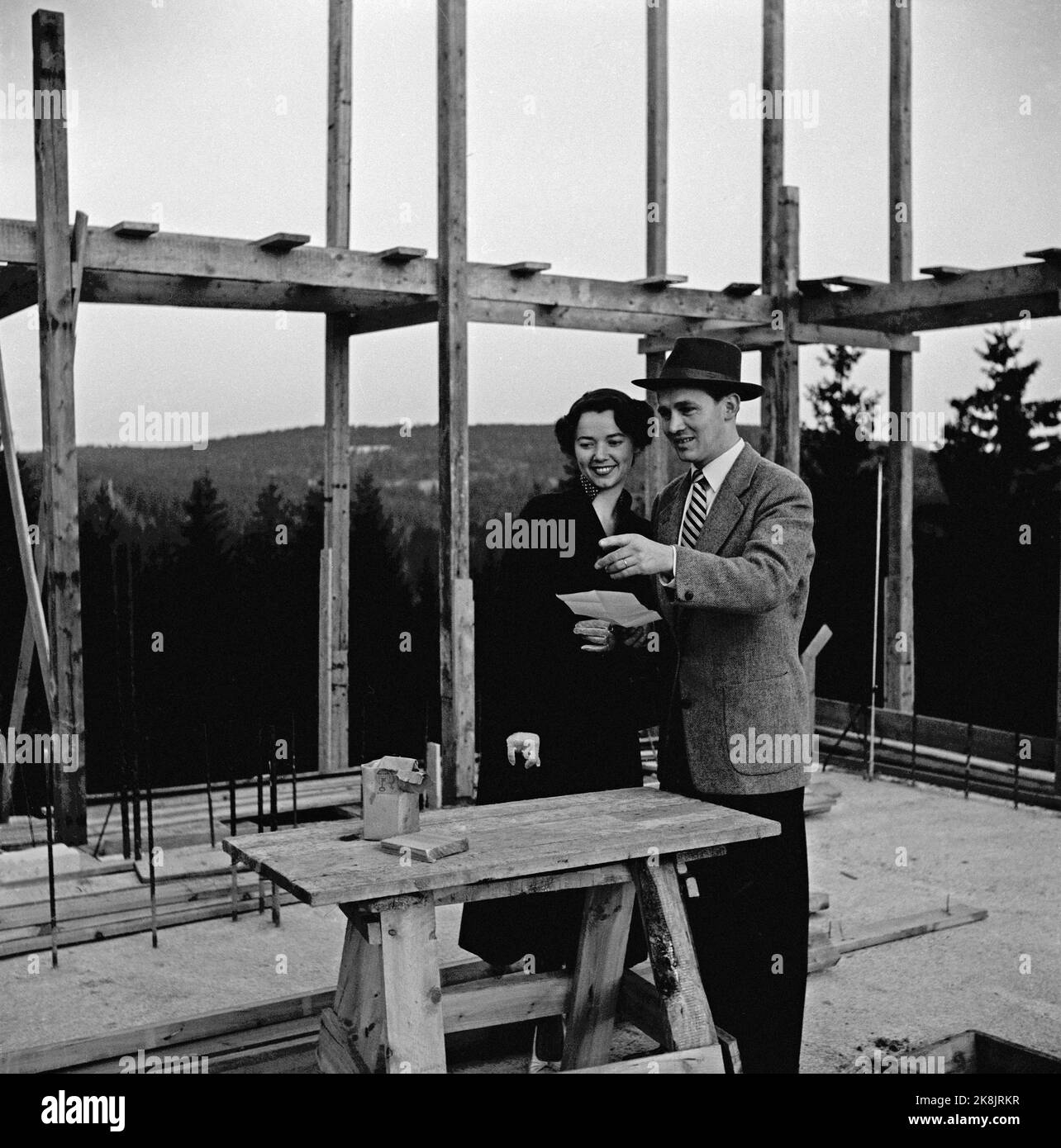 Oslo 19550601. 35000 OBOS members are on a waiting list for their own apartment, although approx. 11000 have been able to buy an apartment in the years 1945-1955. Here young and smiling married couples at a construction site. Photo: Gerald Pagano / Current / NTB Stock Photo