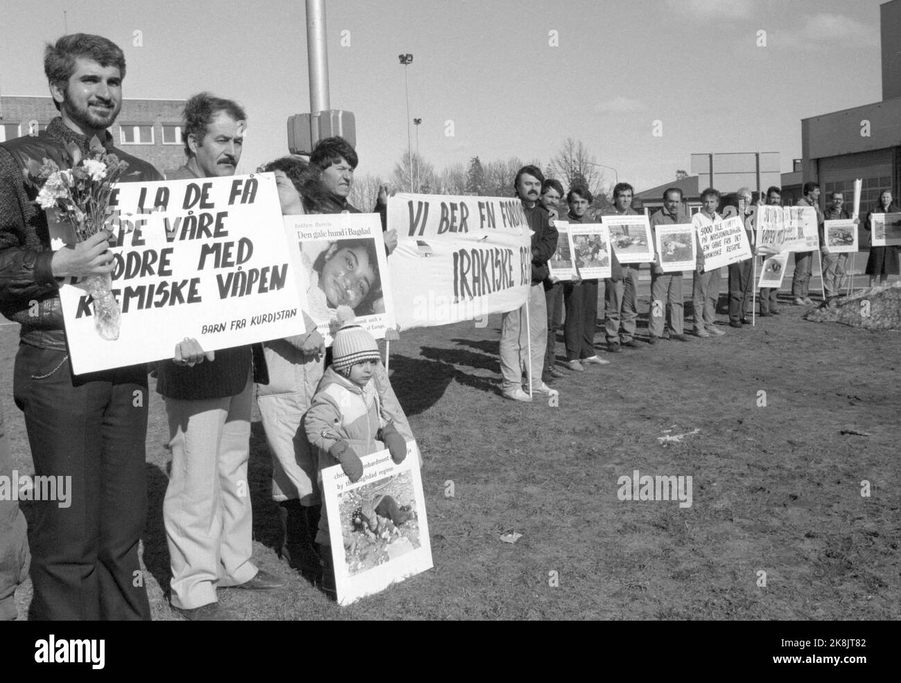 Oslo 19880408: The joint campaign against genocide in Kurdistan, with members from various Kurdish organizations in Norway, then demonstrates gas -injured Kurds arriving at Oslo Airport Fornebu on April 8, 1988. Iraqi President Saddam Hussein allowed the use of chemical weapons against civilians in several villages, and many A thousand people were killed. Photo: Bjørn Sigurdsøn Stock Photo