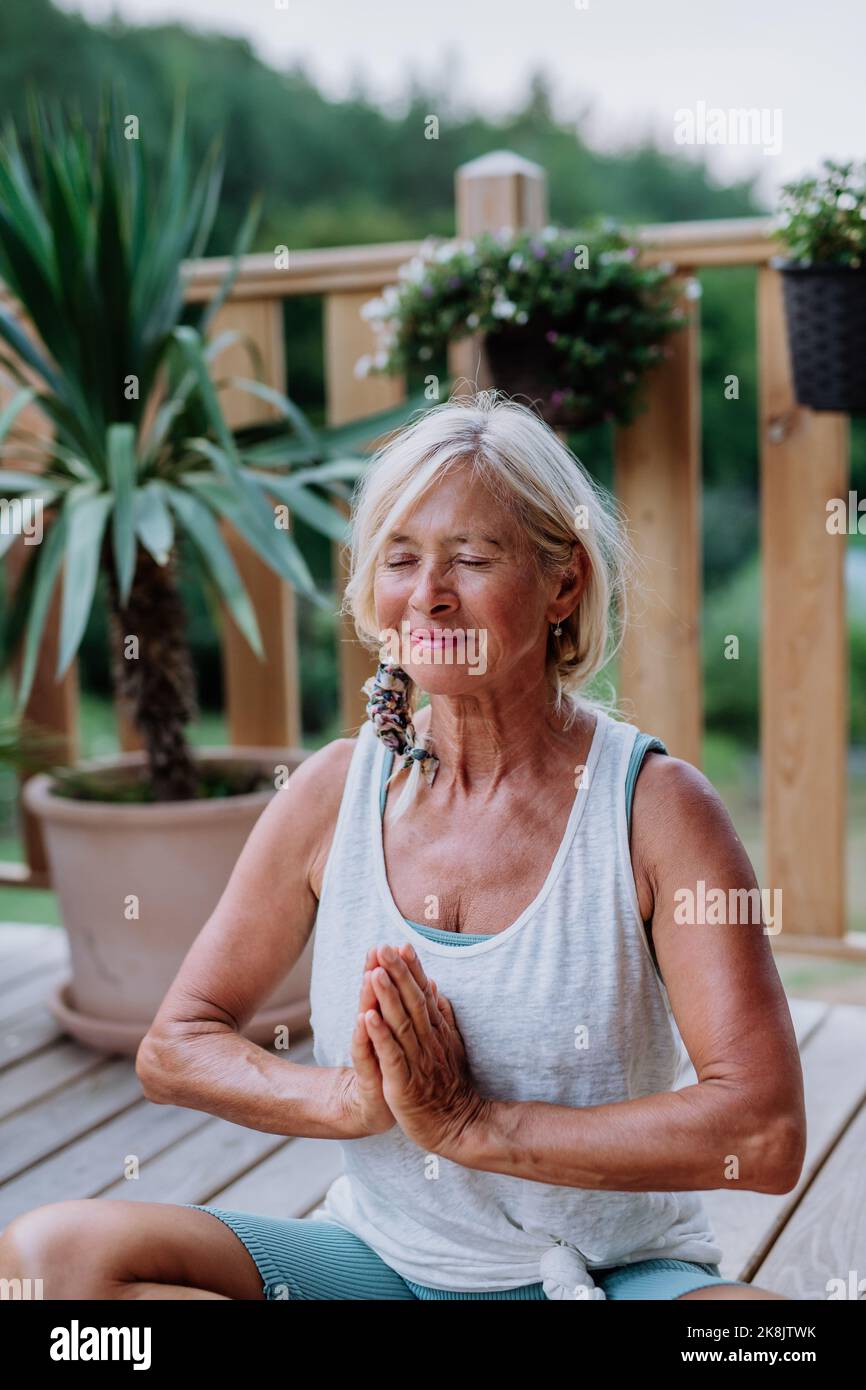 Elderly woman sitting on yoga hi-res stock photography and images - Alamy