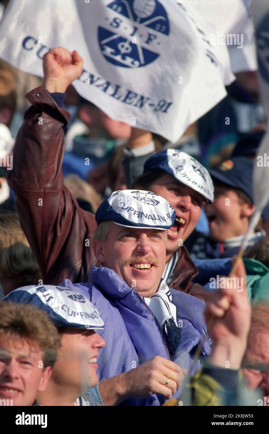 Oslo 19911020: Cup final 1991. Rosenborg (RBK) - Strømsgodset (SIF) (2-3). Ullevaal Stadium. Picture: Satisfied Strømsgodset supporters in the stands. Photo: Morten Holm Stock Photo