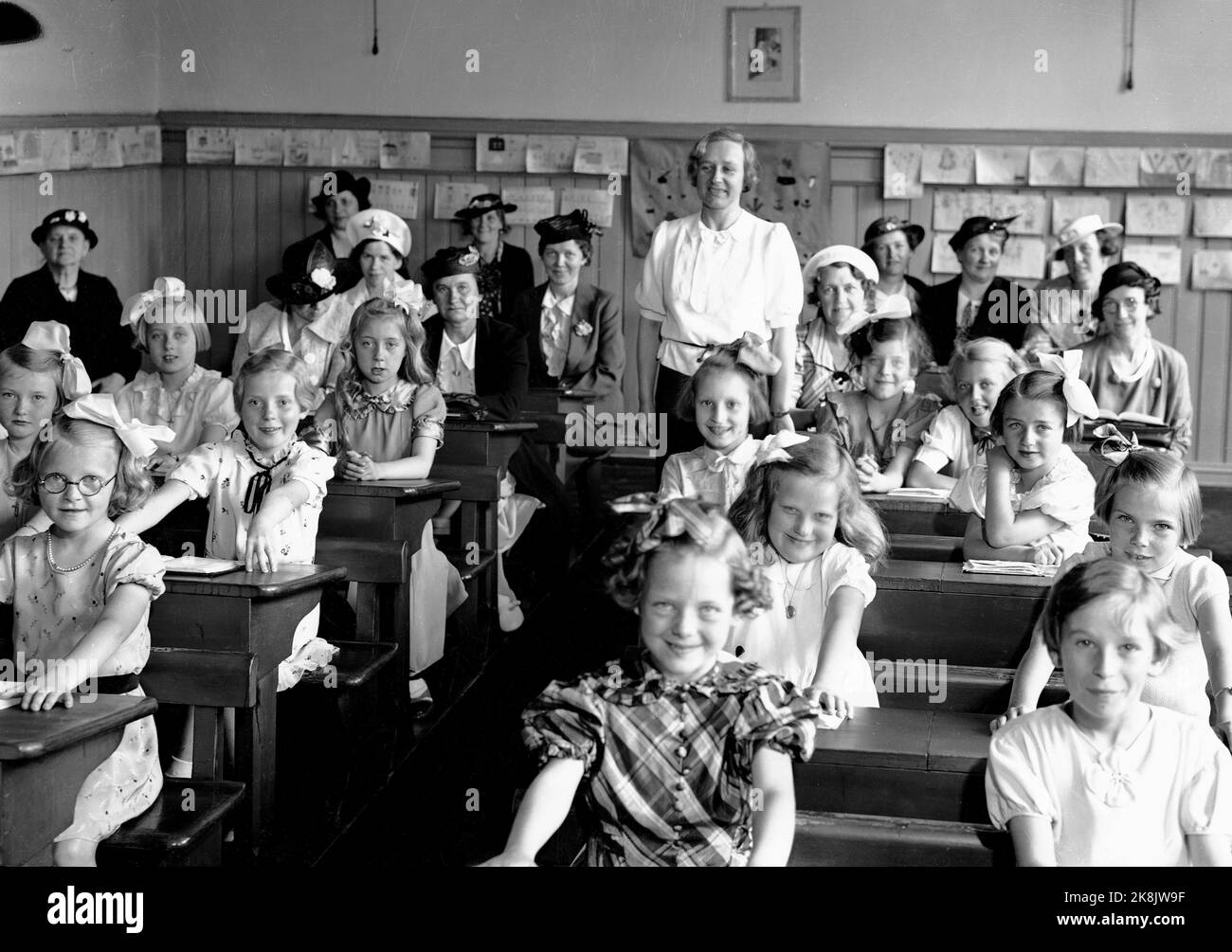 Oslo August 1936 School start at Grünerløkka school. First day of school. Expectant little girls in the classroom. Mothers in the background. Teacher in the middle of the picture. Photo: NTB / NTB Stock Photo