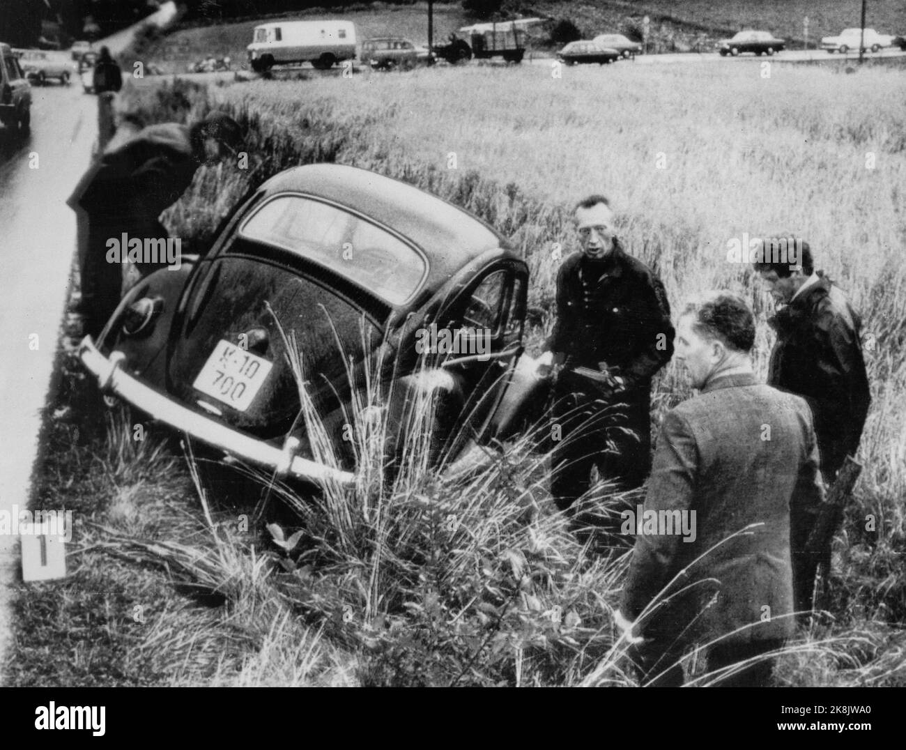 Sandnes 19730927 Police killing at Sandnes. From the scene inspection outside Sandnes where one of three escapes from Åna Circuit Prison shot down and killed 50 -year -old police officer Torkjel Tjørholm when he was to arrange them. Photo: NTB archive / NTB Stock Photo