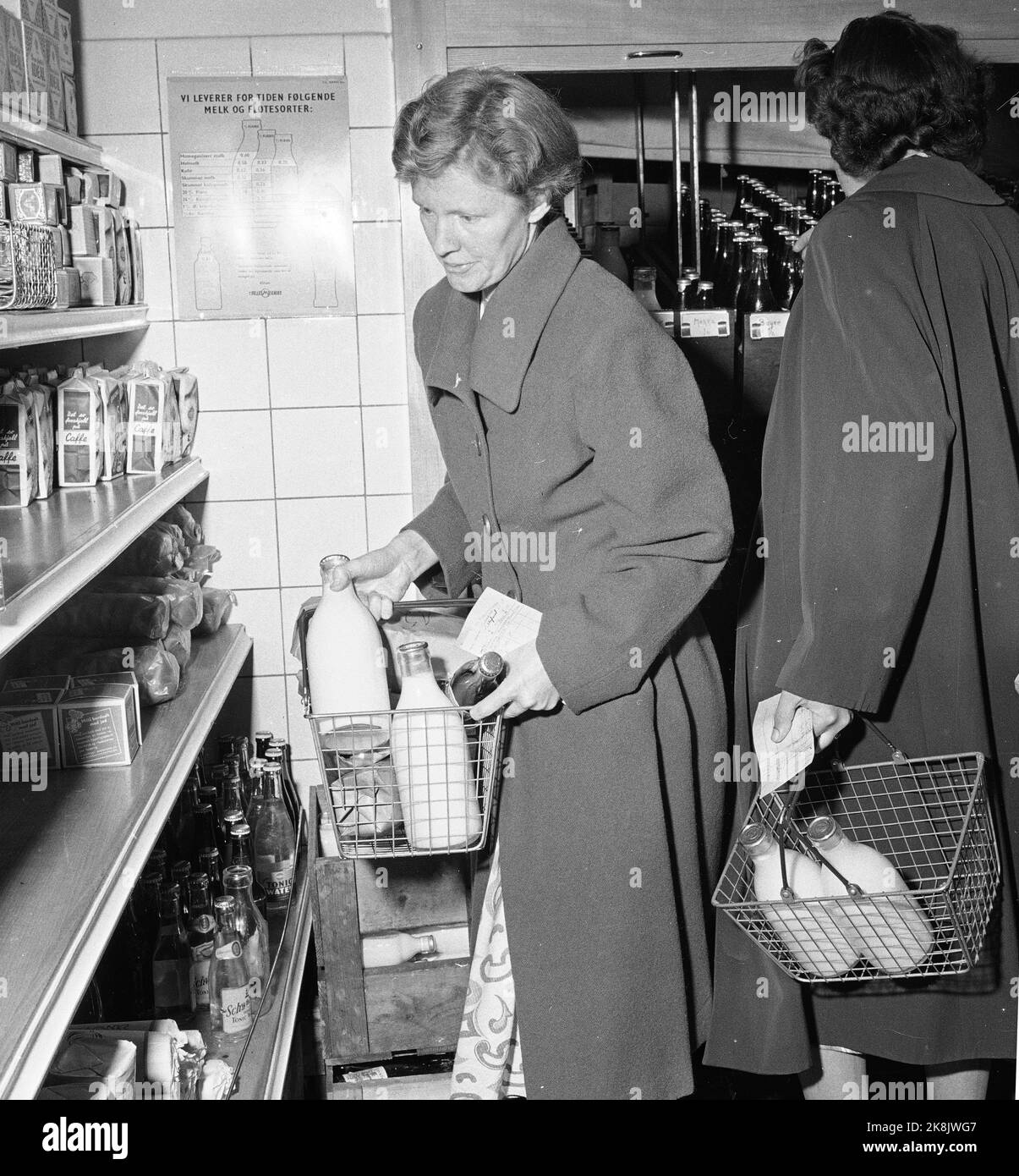 19550917 The milk our problem child Milk shortage in Oslo. People are in line to grab milk. Volunteering has been introduced. Women at the store to buy milk and other foods. Photo; Sverre A. Børretzen / Current / NTB NB! Photo not dust treated! Stock Photo