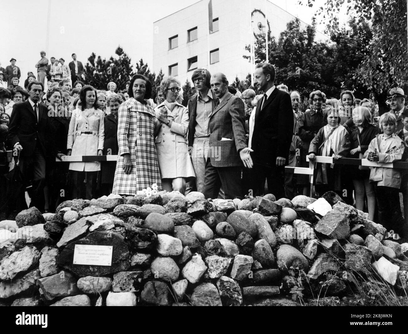 Oslo 19711006; The unveiling of the memorial '' Prøysen-Røysen '' (Steinrøysa down the hill) at NRK House at Marienlyst. Show singer and author Alf Prøysen was a strong contributor to the early childhood of Norwegian national broadcaster. Both in the radio (Saturday children's lesson) and on television (including the series about Kanutten and Romeo Klive). Present were among other things. The poet's family f.; His wife Else Prøysen, daughter Elin Prøysen and son Ketil Prøysen. With hand to the memorial; NRK's Otto Nielsen. Photo NTB / NTB Stock Photo