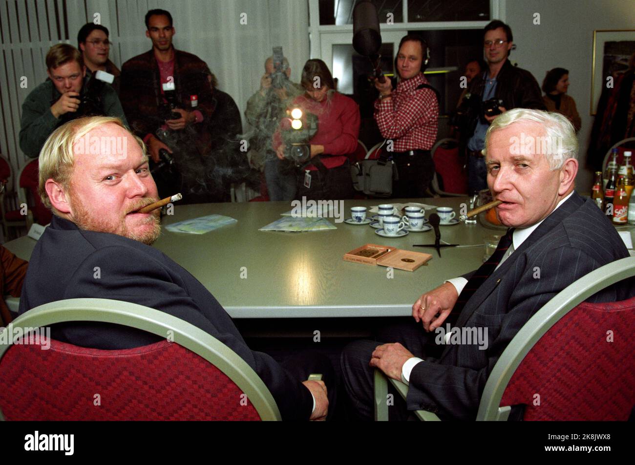 Oslo 19931111. The current chief editor of VG, Einar Hanseid t.v., takes over as chief editor of Aftenposten after Andreas Norland (t.h.) who ends at the turn of the year. Both smokes cigars. Photo: Bjørn Sigurdsøn / NTB / NTB Stock Photo