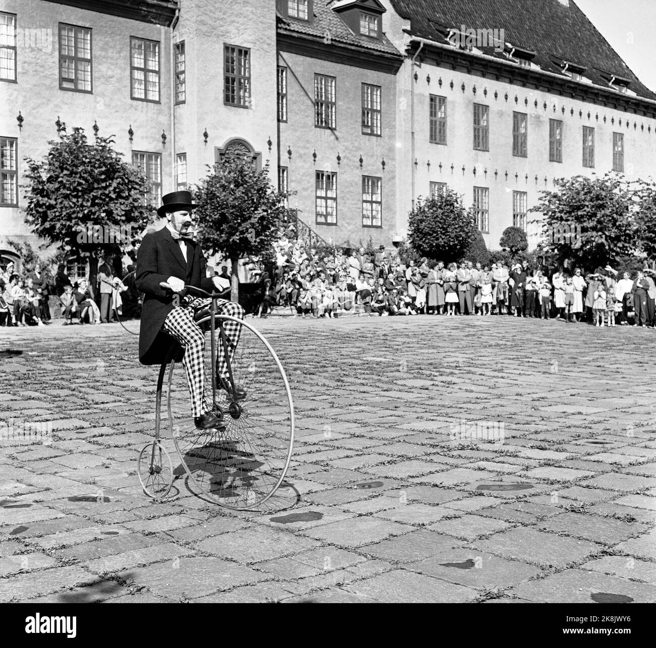 Bygdøy 19570825 Parade of old bicycles at the Folk Museum. Man with