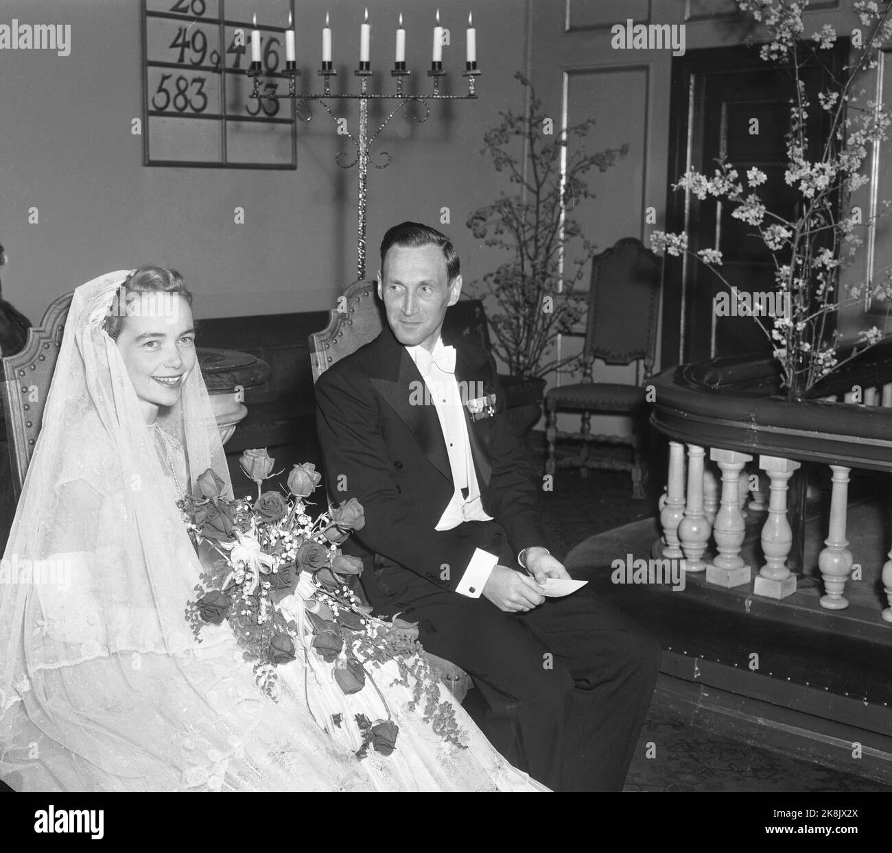 Oslo 19530411. Gunnar Sønsteby. War Veteran and Opponent Gunnar 'Kjakan' Sønsteby Marries Karin Jarlsby in Akershus castle chapel. Bridal bouquet. Photo: VALLDAL NTB / NTB Stock Photo