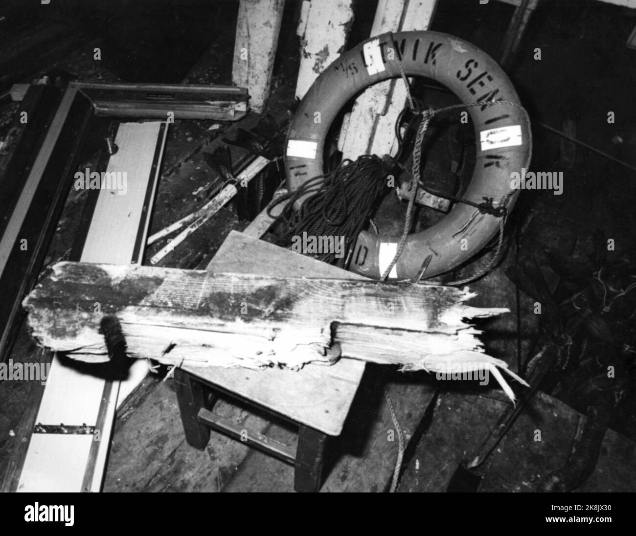 19780306 'Develop senior' shipwreck. Wreckage, deck planks, door frames and lifebuins, from the fishing boat 'Utvik Senior', which lost five nautical miles outside the Okseset on the west side of Senja. Nine fishermen perished. Photo: William Mikkelsen, NTB archive Stock Photo