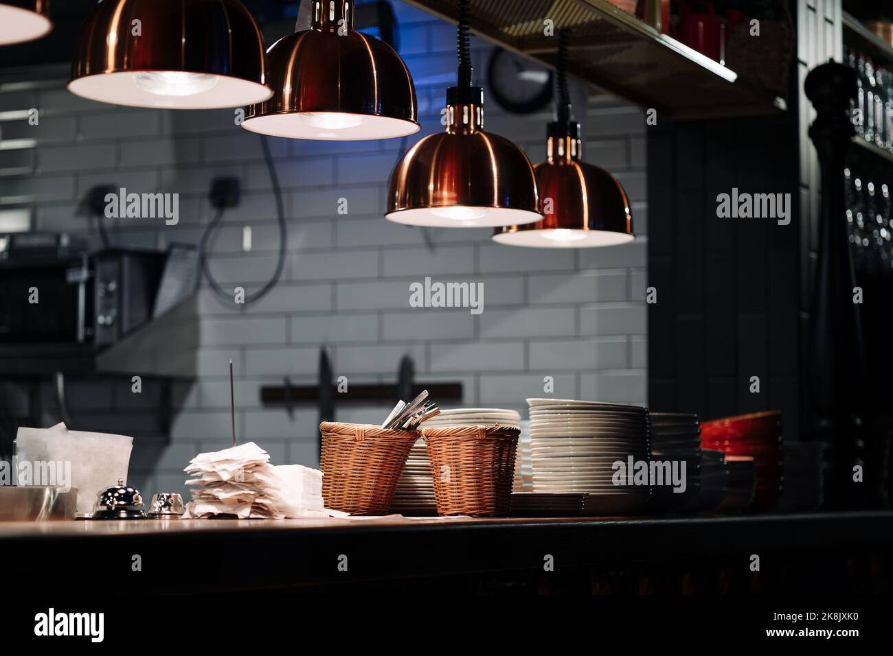 Heating system with special infrared lamp to keep food hot before