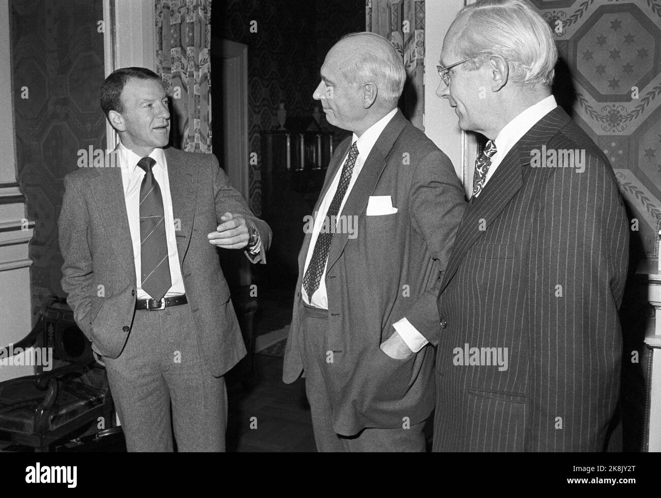 Oslo 19781027 Volvo negotiations. Volvo boss Pehr Gyllenhammar, on the left, in conversation with Norwegian chief dealer Jens Chr. Hauge and Finance Minister Per Kleppe, to the right. Photo: Bjørn Sigurdsøn / NTB / NTB Stock Photo