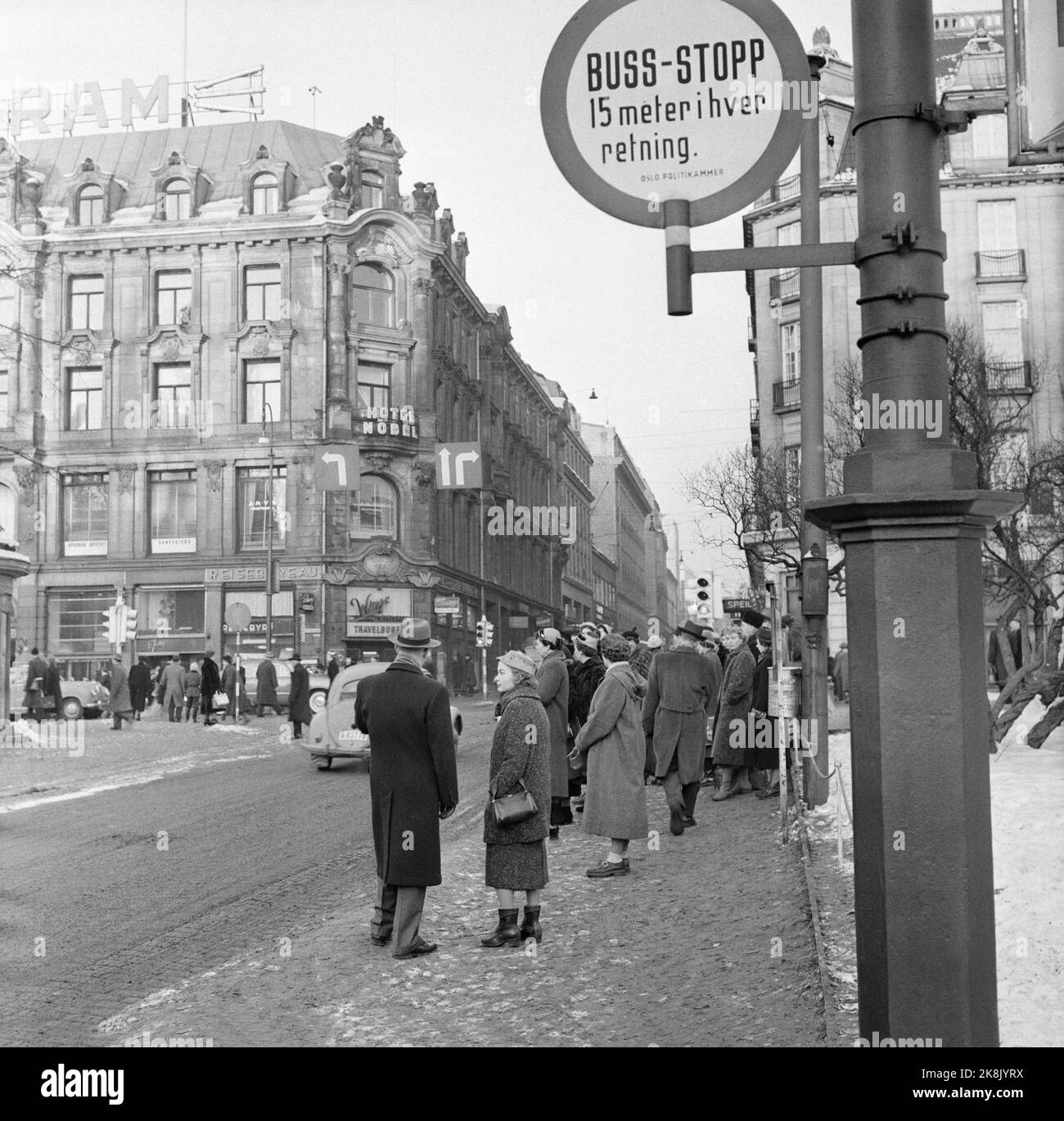 Oslo 1956. People are in line waiting for the bus in Rosenkrantzgate. Hotel Nobel and Winge Travel Agency in the background. Photo: Sverre A. Børretzen / Current / NTB Stock Photo