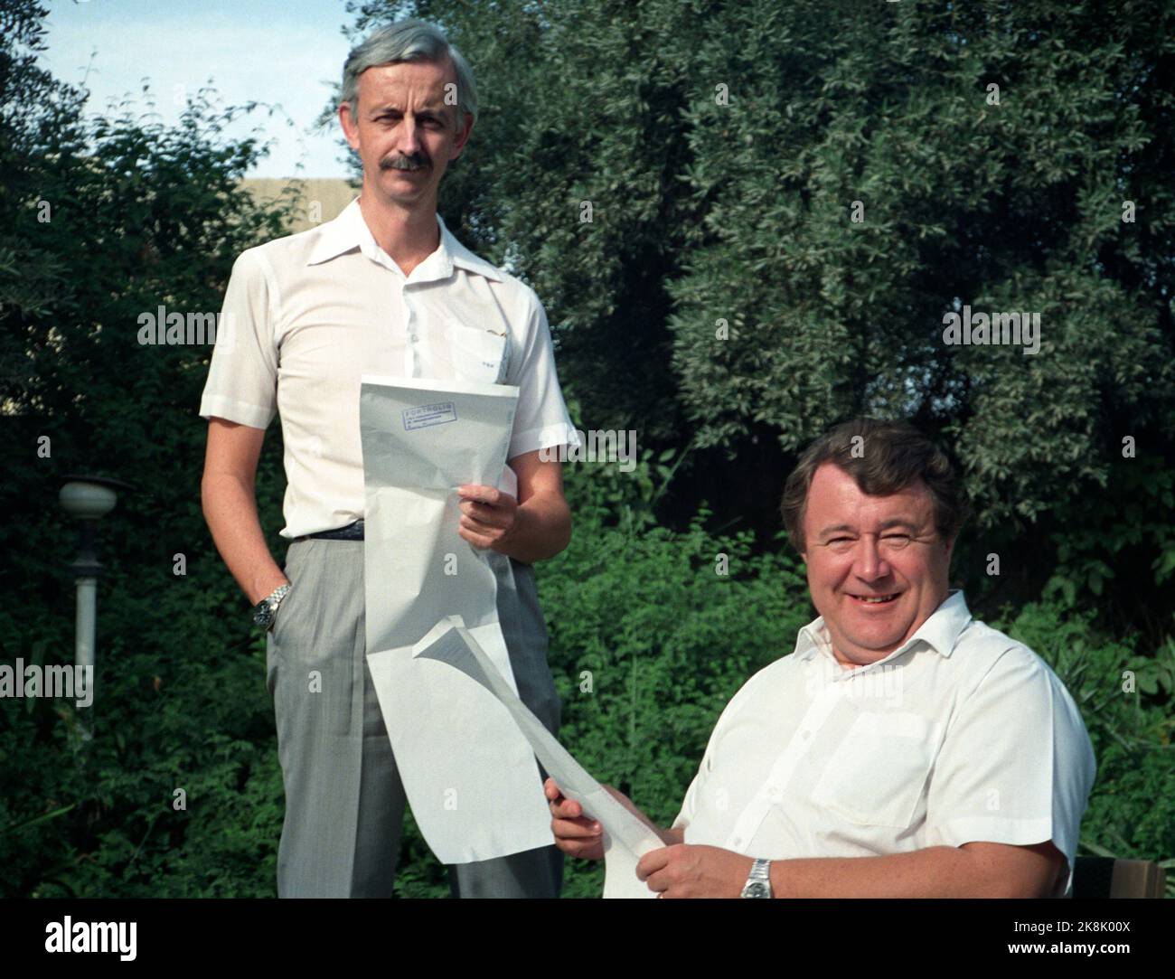 Baghdad, Iraq 19901102. Norway's ambassador to Kuwait, Hans Wilhelm Longva (t.h.) and Charge d'Affaires Peter Ræder in Iraq reads telex news from Norway in the garden outside the Norwegian ambassador's residence. After Iraq's invasion in Kuwait on August 2, Iraq ordered all embassies to close and be moved to Baghdad. Longva left Kuwait with an other staff, and was staying at the Norwegian embassy, where he is Iraqi hostage. NTB Stock Photo Ole Walberg / NTB Stock Photo