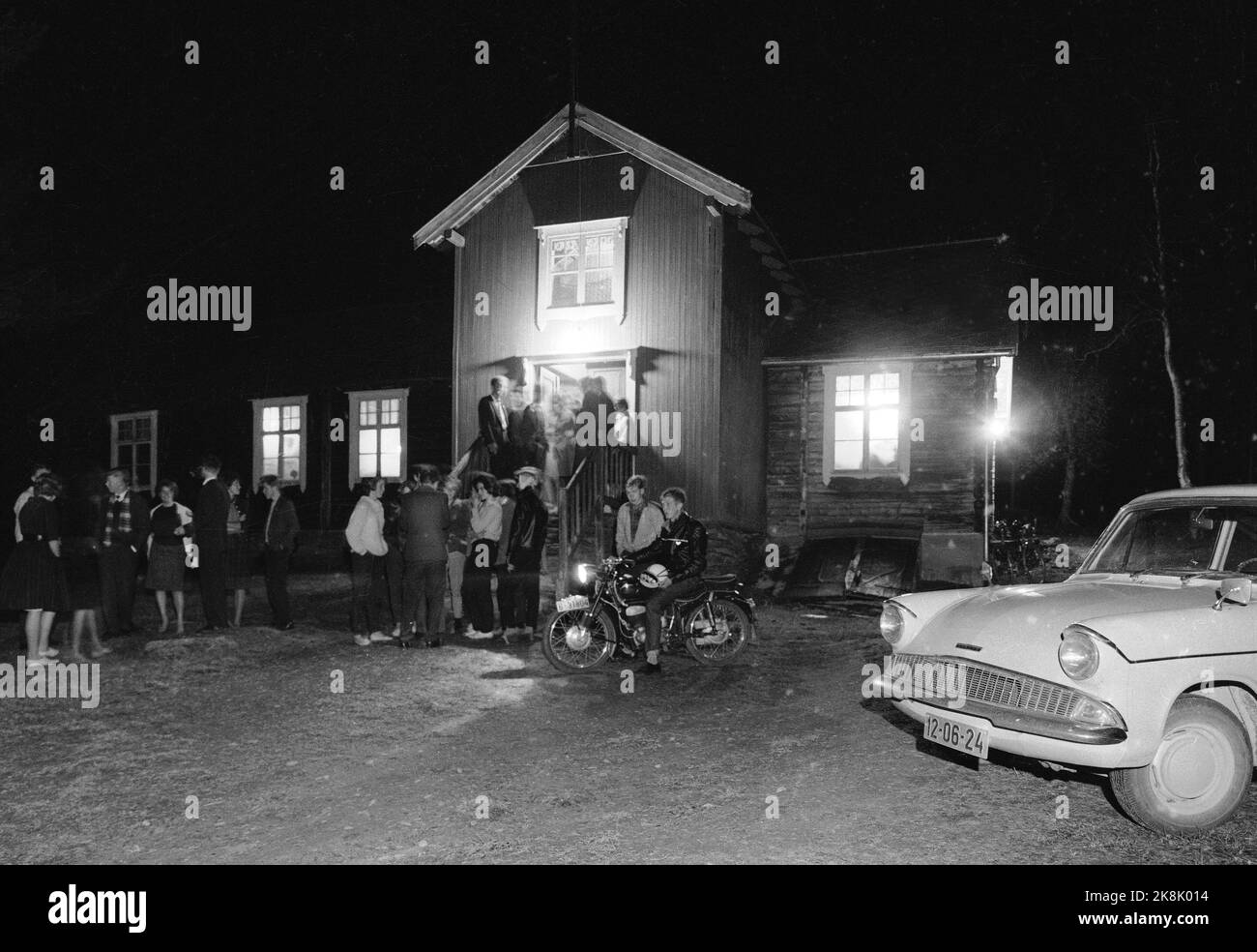 RØROS Oktober 1960 Dans på lokalet i Røros-traktene. Eksteriør av forsamlingslokalet Sundet med ungdom, motorsykler og biler utenfor. Foto: Storløkken / Aktuell / NTB Stock Photo