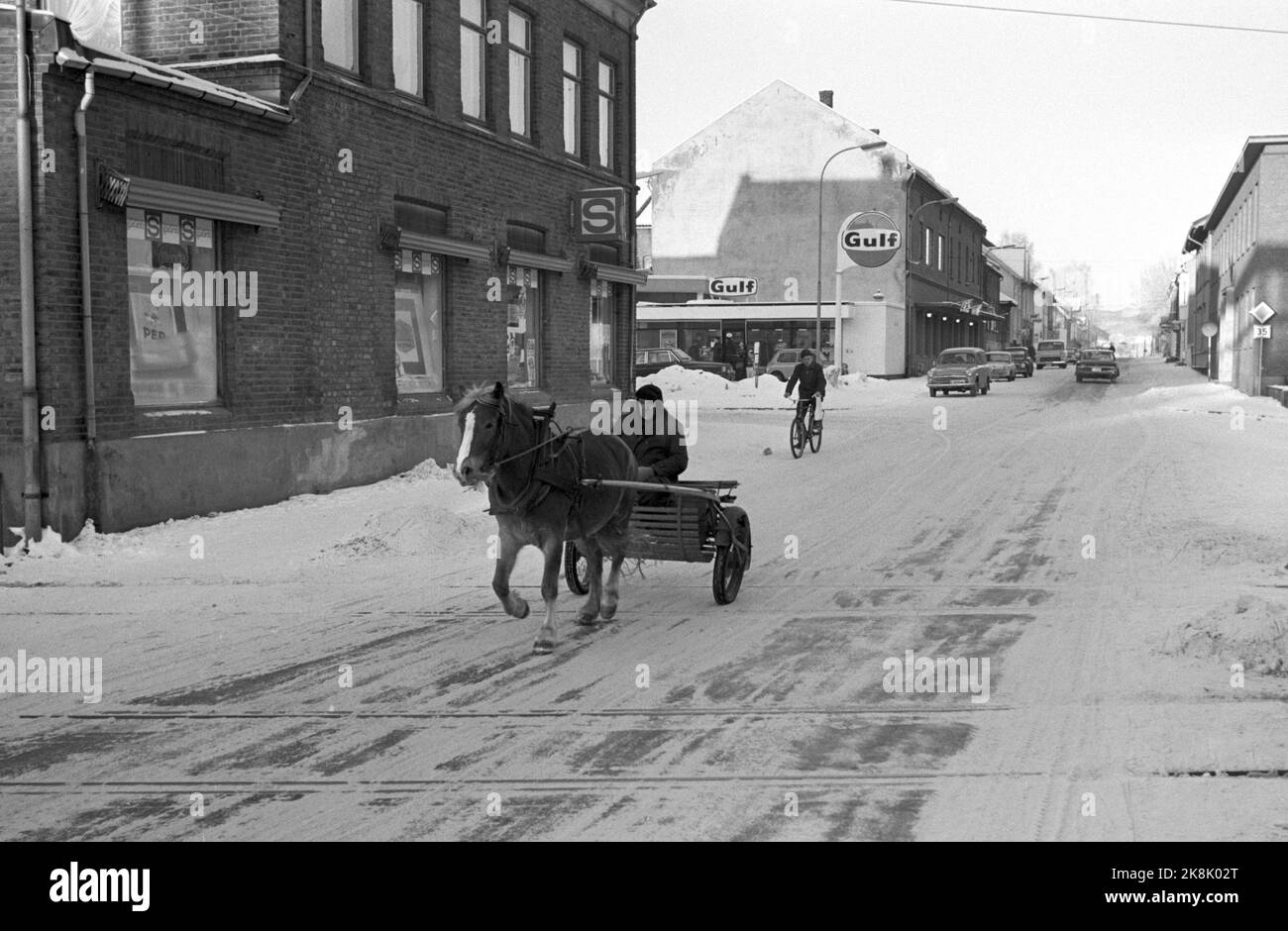 Vestfossen 19701212 The wheels are on Vestfossen. The layoffs at Vestfos Cellulose Factory came as a shock to the employees, as did the bankruptcy. Poor treatment of the employees. Environmental images from the last working days before the company closed its doors. Man with horse and cart through the street. Photo; Sverre A. Børretzen / Current / NTB Stock Photo