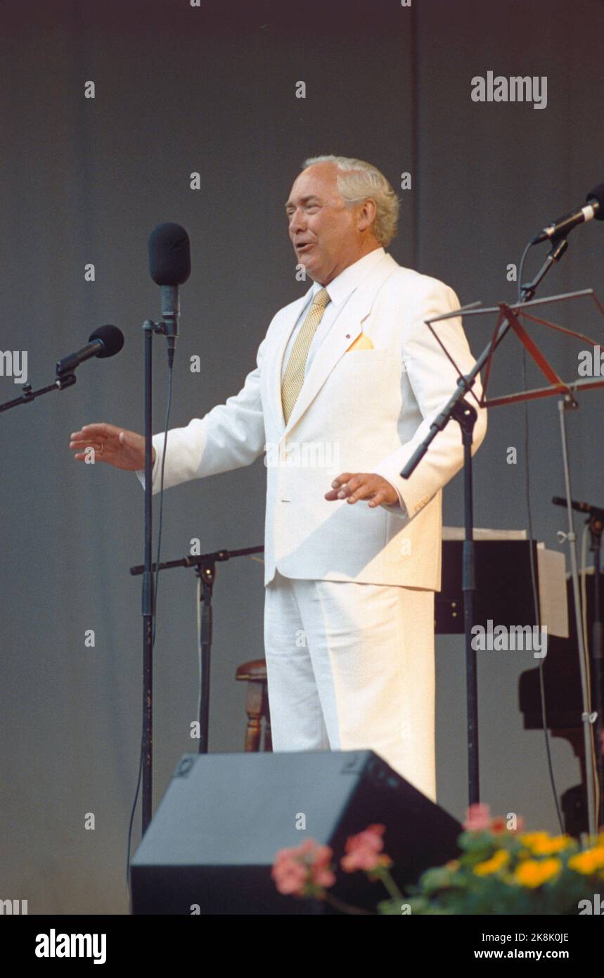 Oslo 19900705 Opera singer Olav Eriksen sings during a park night at St. Hanshaugen. Photo: Jon EEG / NTB / NTB Stock Photo