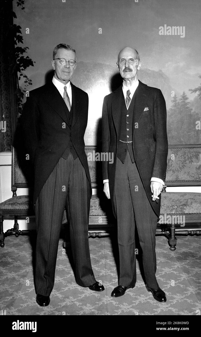 Oslo 195203. King Gustaf Adolf and Queen Louise of Sweden are officially visited in Norway. Here we see the royal photographed at the castle. King Gustaf Adolf (f.) And King Haakon with cigarette in hand. Photo: NTB archive Stock Photo