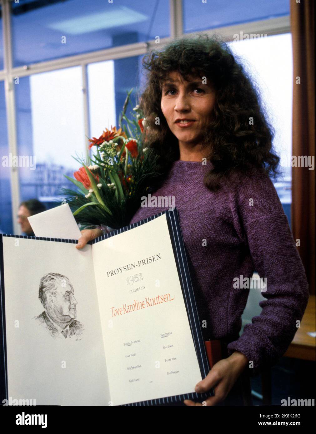 Oslo 19821221 Tove Karoline Knutsen with the Prøysen Prize for 1982. She shared the award with Arvid Hanssen who was not present. Photo Bjørn Sigurdsøn / NTB Stock Photo