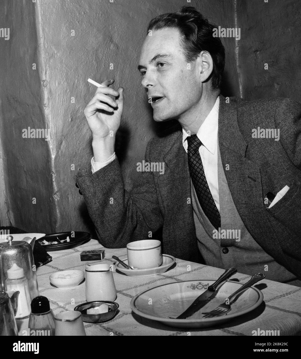 Oslo 195701. Forfatteren Agnar Mykle tenner en sigarett. Hans roman ...