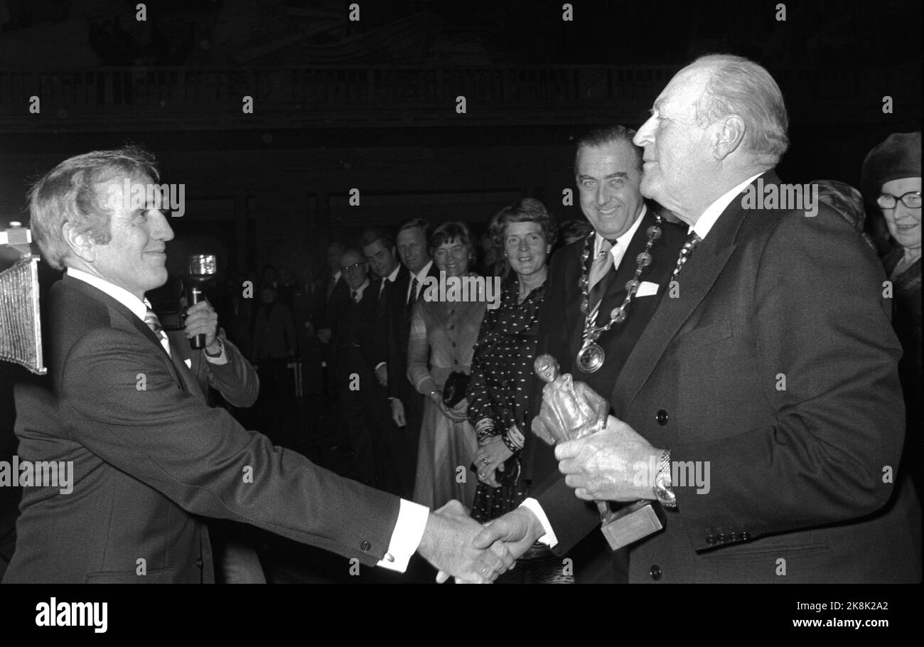 Oslo 19761019 King Olav (th) receives the statuette 'newspaper boy' Photo: Henrik Laurvik / NTB Stock Photo