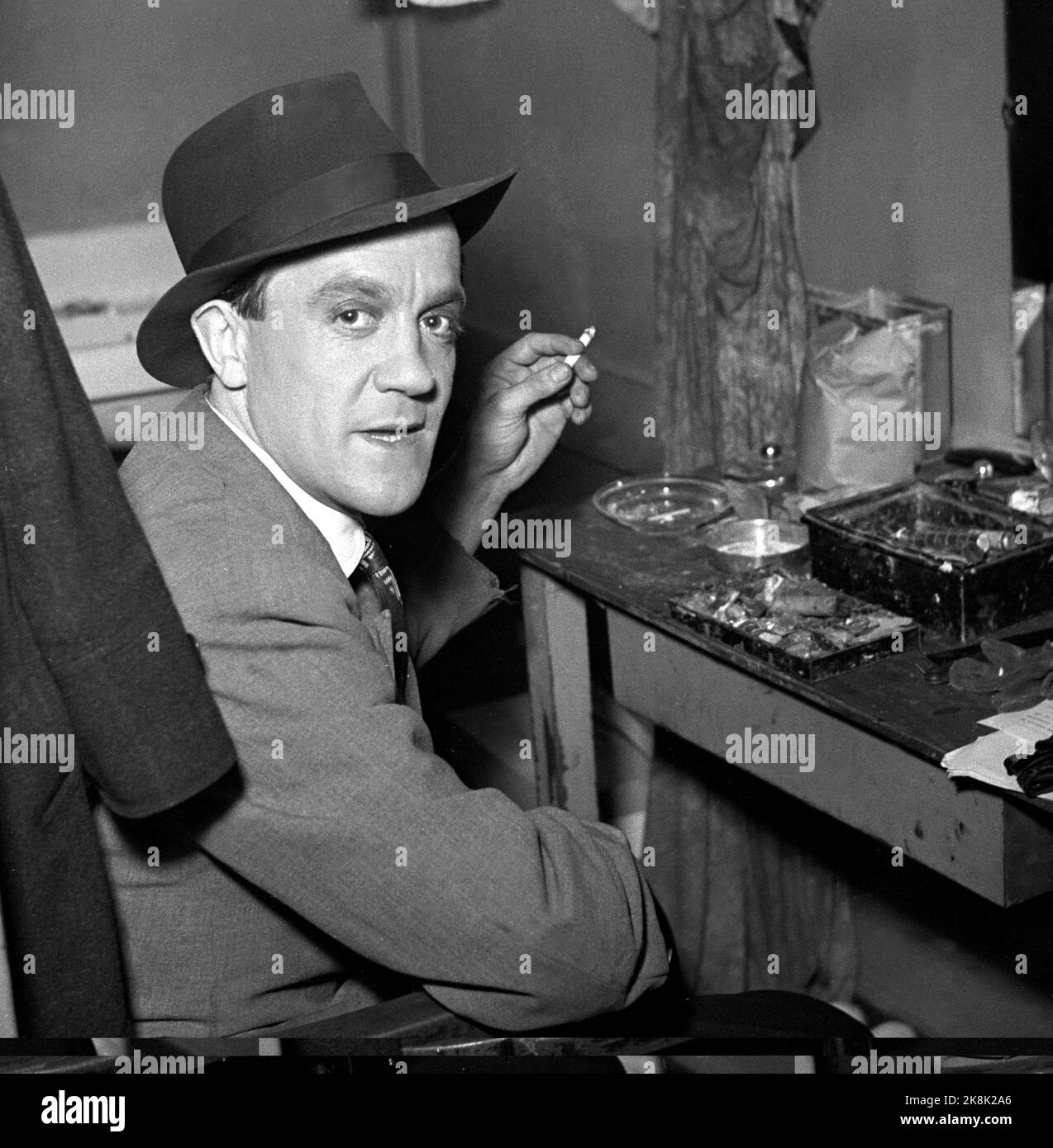 Oslo 194705. Skuespiller Arvid Nilsen på Chat Noir. Røyker sigaretter. Foto: NTB arkiv / NTB Stock Photo