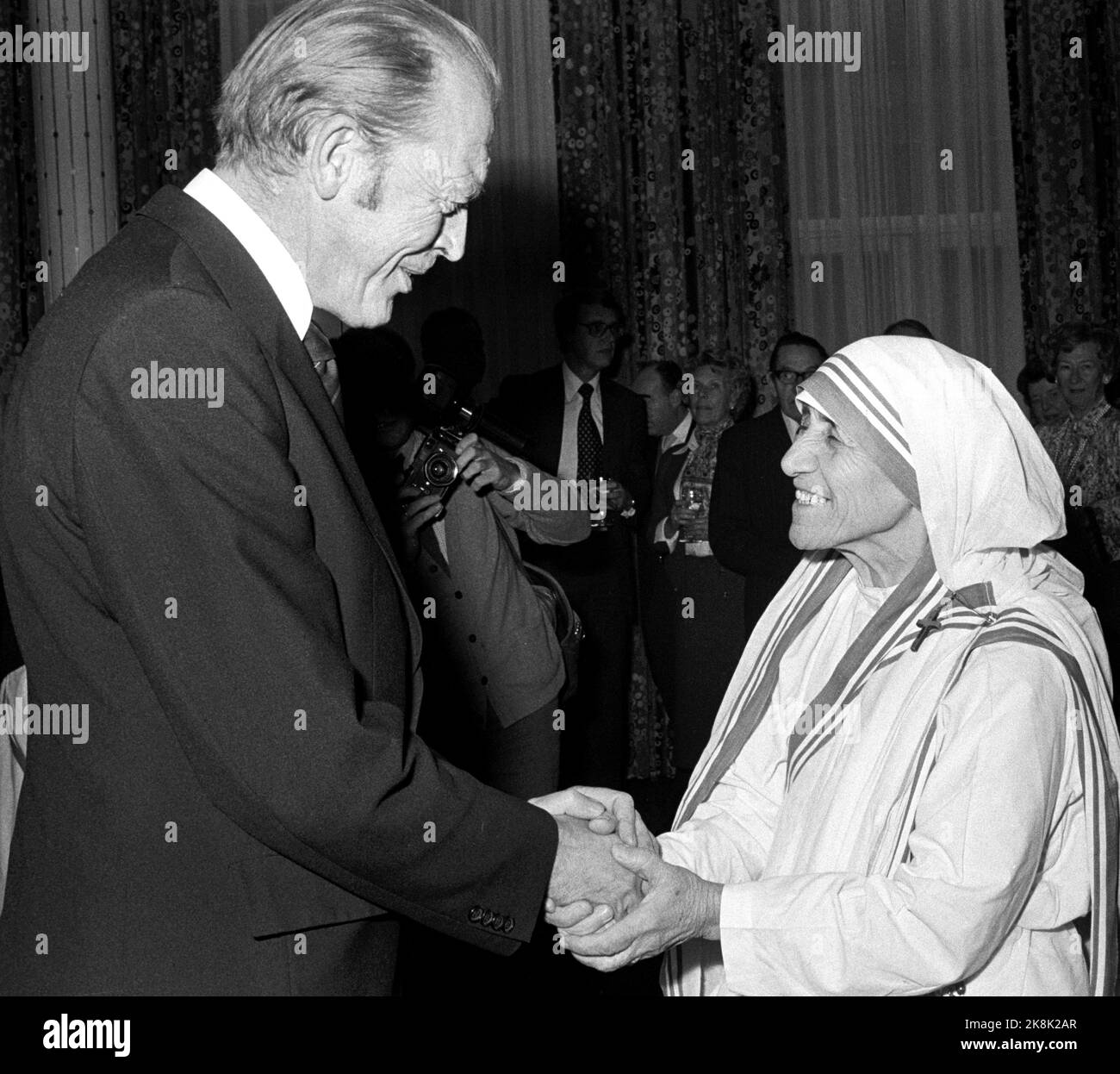 mother-teresa-nobel-prize-ceremony-hi-res-stock-photography-and-images
