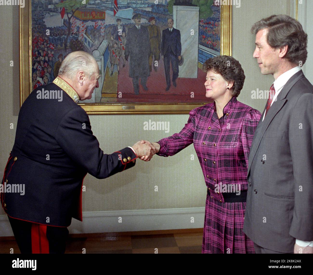 Oslo 19891016 The Government Brundtland resigns. King Olav greets Prime Minister Gro Harlem Brundtland (Ap) for the last time in the Cabinet of Ministers at the Castle. T.H. Hallvard Bakke. Photo: Henrik Laurvik NTB Stock Photo