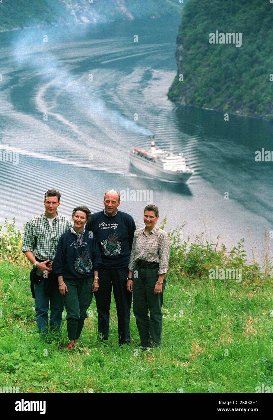 Skageflå 19930901: The Norwegian royal couple - Queen Sonja and King Harald - the silver wedding. Westland trip. The royal family gathered at Skageflå. Fv: Crown Prince Haakon, Queen Sonja, King Harald V and Princess Märtha Louise. Geirangerfjord and the cruise ship Maxim Gorkij in the background. Stock Photo: Bjørn Sigurdsøn / NTB Stock Photo