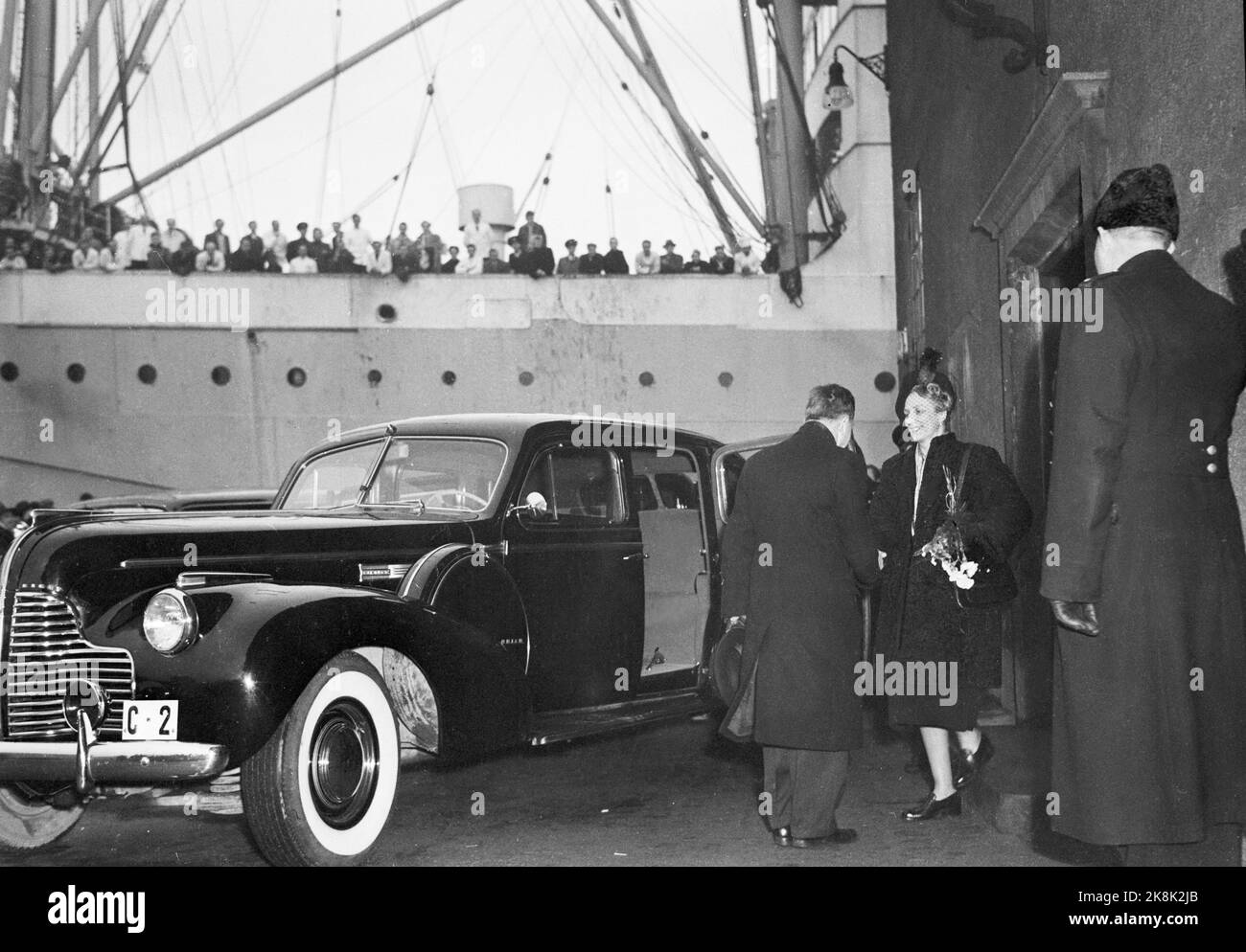 Oslo 19471217. Crown Princess Märtha returns from U.S.A. with the boat 'Stavangerfjord' Here she is welcomed home after arrival. Photo: NTB Archive / NTB Stock Photo