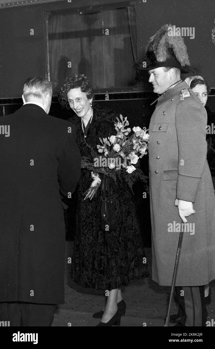 Oslo 1952. King Gustaf Adolf and Queen Louise of Sweden are officially visited in Norway. Here we see Queen Louise on the arrival of the East Railway greeting Storting President Batvig-Pedersen and Crown Prince Olav (F.H) who have had feathers. Photo: NTB / NTB Stock Photo