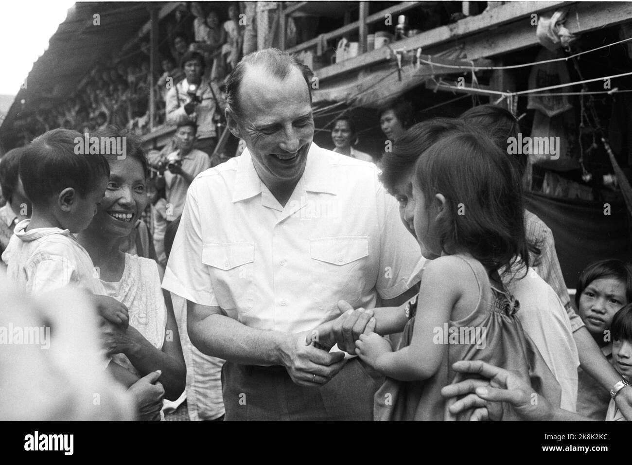 Kuala Lumpur, Malaysia October 1979. The Crown Prince couple visits Malaysia in connection with the inauguration of the Norwegian Center Convent for boat refugees from Vietnam. Crown Prince Harald with refugees in the Refugee camp. NTB Stock Photo: Bjørn Sigurdsøn / NTB Stock Photo
