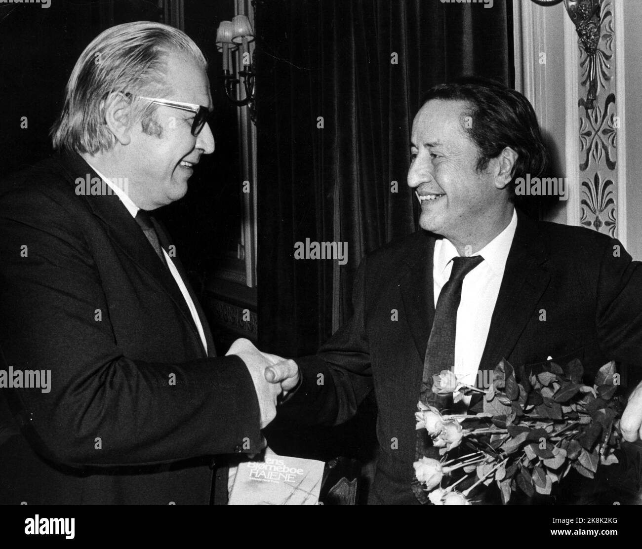 Oslo 19741125; Author Jens Bjørneboe (1920-1976) receives the National Award for '' The Sharks ''. Here, Bjørneboe is congratulated by the jury chairman Iver Tore Svenning (t.v.). Photo; NTB / NTB Stock Photo