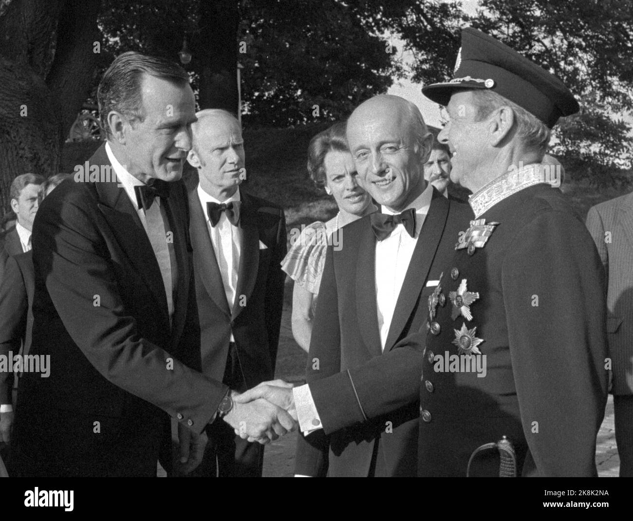 Oslo 19830629. USA Vice President George Bush on an official visit to Norway. The government's dinner at Akershus Fortress. Vice President Bush (TV) is welcomed by Major General and commander of Akershus Fortress Bjørn Egge (t.h.). Prime Minister Kåre Willoch (H) in the middle. Photo: Bjørn Sigurdsøn / NTB Stock Photo