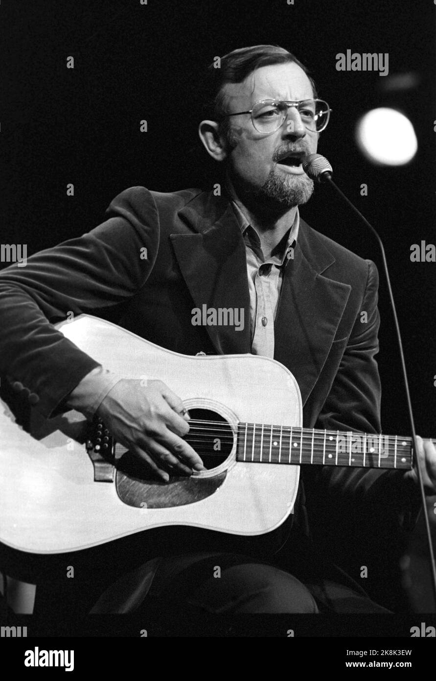 Oslo 19760829. Popsanger Roger Whittaker on stage during the concert in Oslo. Photo Oddvar Walle Jensen / NTB / NTB Stock Photo