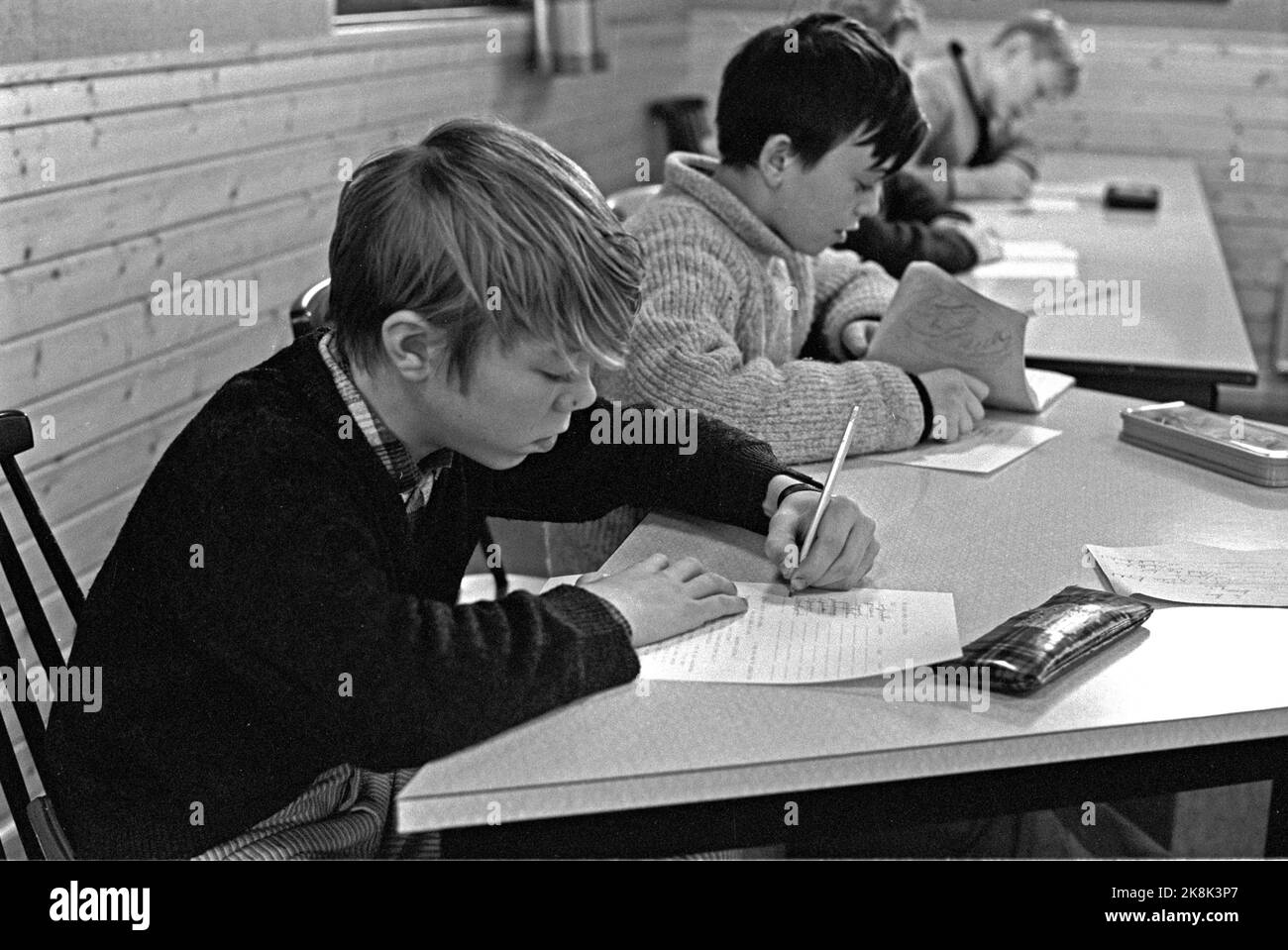 Whales 1969. The country's largest classroom. In the Hvaler Islands outside Fredrikstad, interesting things happen on the school front. The architects Solheim and Arntzen who designed the now so -known edge, with many fine educational opportunities built into architecture, have also contributed so -called school landscape, something completely new, to the secondary school in Kirkøy. Here, 7th, 8th and 9th grade have joint teaching. Photo: Aage Storløkken / Current / NTB Stock Photo