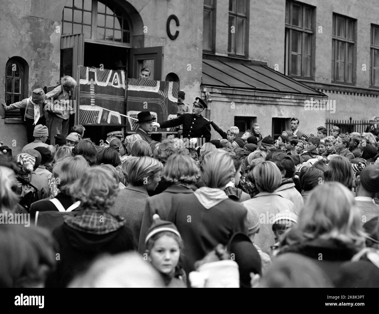 Oslo 19521020 Children receive traffic training in a traffic safety campaign at Majorstuen school. As part of increased traffic safety for children, the first school patrols were created in 1952, following a model from Denmark. Photo: Photo: NTB / NTB Stock Photo