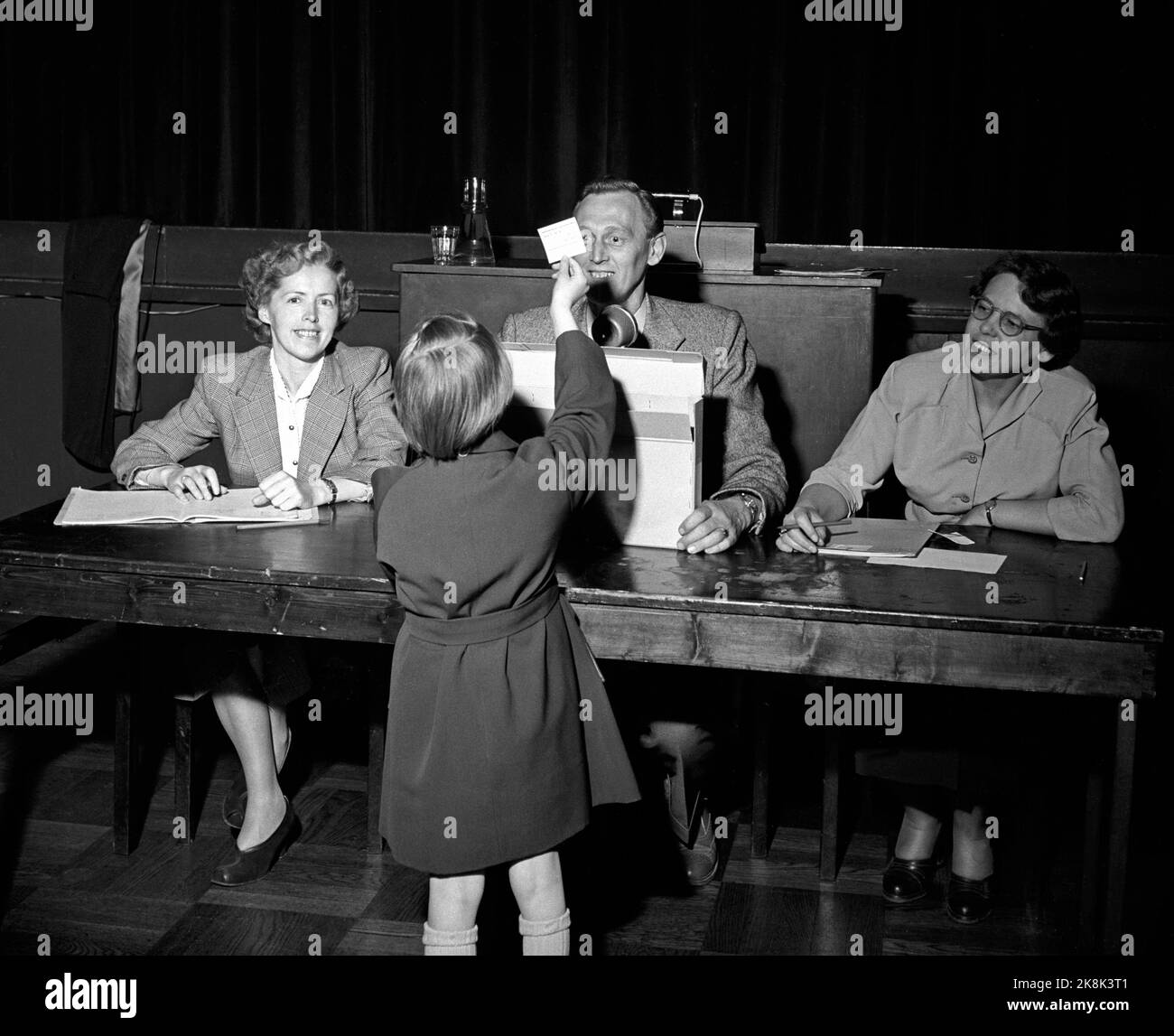 Oslo 19550601. OBOS members are at a draw for apartments. 35,000 members are on a waiting list for their own apartment, although approx. 11000 have been able to buy an apartment in the years 1945-1955. Here Bente Bærland draws a two or three-bedroom apartment for himself and the parents. Photo: Gerald Pagano / Current Phys.lok: act. 24/1955 We pull lots and get apartment spbekil Stock Photo