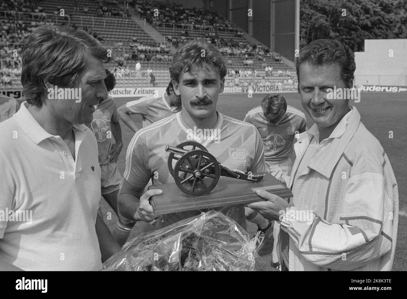 Krefeld, Deutschland. 19th Oct, 2012. ARCHIVE PHOTO: Stefan KUNTZ will be 60 years old on October 30, 2022, Stefan KUNTZ, Germany, soccer player, withte, Bayer Uerdingen, receives the goaljaegerkanone as the most successful goalscorer of the past season, SW photo, before the game Bayer Uerdingen - BW Berlin 2: 1 on 08/16/1986, © Credit: dpa/Alamy Live News Stock Photo