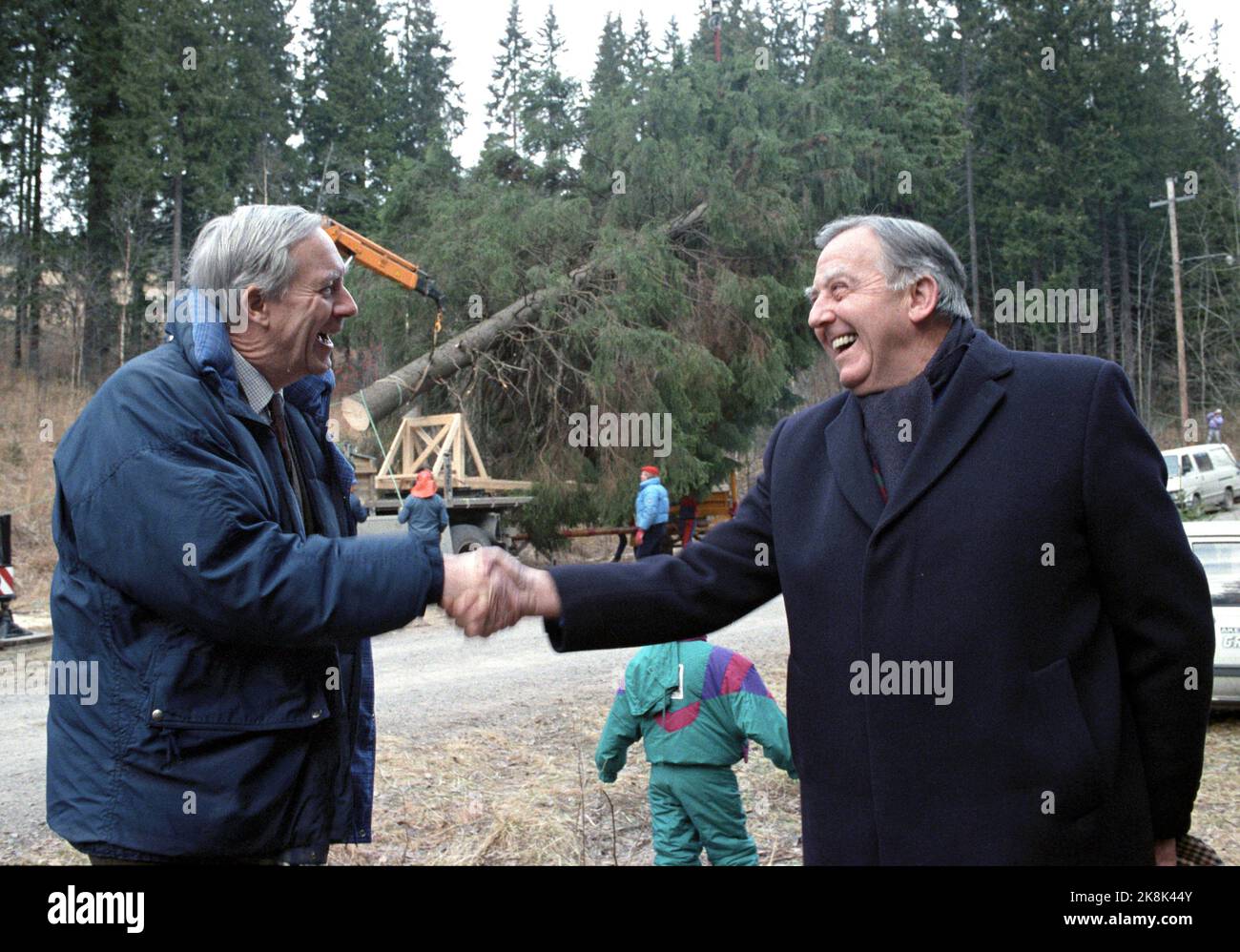 Oslo 19891123 The Christmas tree for London is chopped. Mayor Albert Nordengen (th) wishes British ambassador John Robson (TV) good luck with the tree, which is loaded on a truck in the background. Photo: Bjørn Sigurdsøn / NTB / NTB Stock Photo