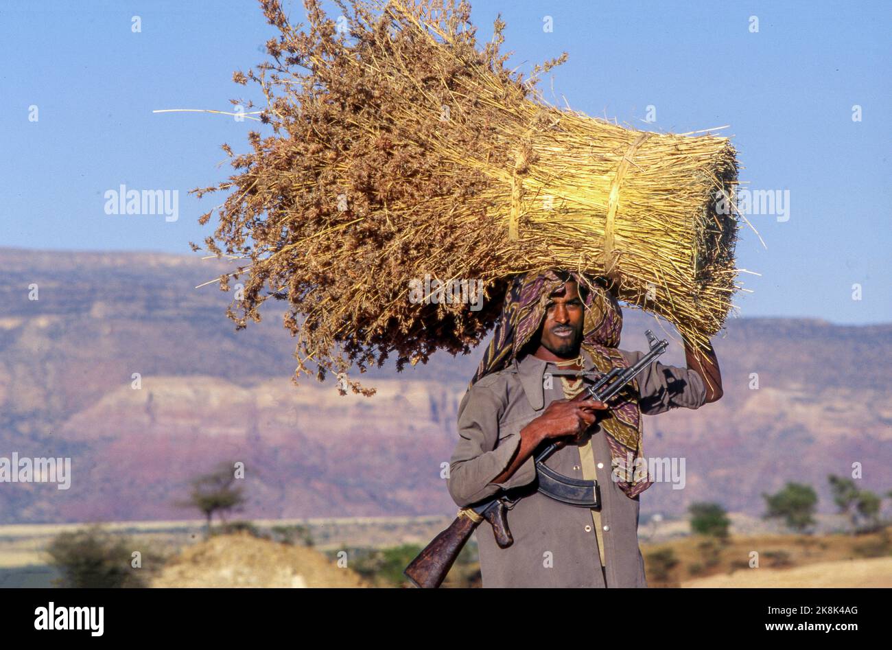 Carrry on the head hi-res stock photography and images - Alamy