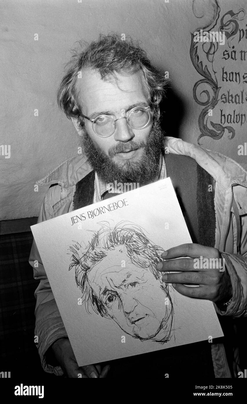 Oslo 19760618: Artist Ole Paus is a producer for the new LP record 'Weaponless' where Jens Bjørneboe reads his own poems. Photo: Erik Thorberg NTB / NTB Stock Photo