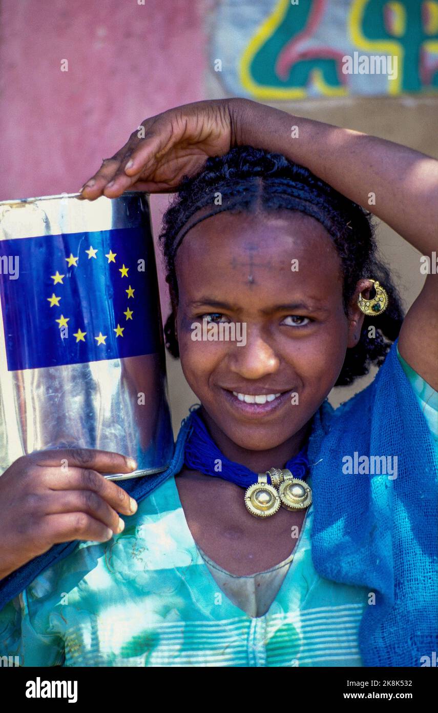 Ethiopia, Tigray; girl with a can with cooking oil provided by a
