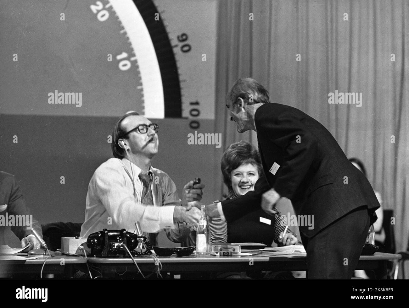 Oslo 19720925. Country voting on Norway's relationship with EC, EEC, EC vote, election night. NRK's program manager Lars Jacob Krogh ensures that Finn Gustavsen gets a fire on the cigar. (Picture 2 of 3). Enjoying it is going in the direction of no. The barometer in the background. Photo: NTB. Stock Photo