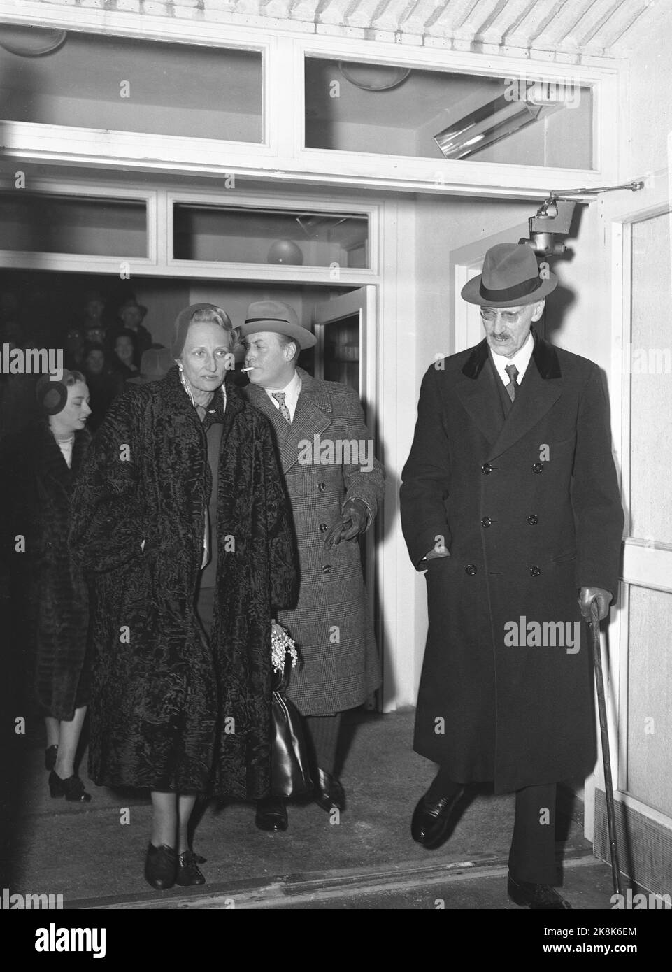 Gardemoen 19530125. Crown Princess Märtha, Princess Astrid and Princess Ragnhild come to Norway. At Gardemoen Airport they were met by Crown Prince Olav, Prince Harald and King Haakon. (ex.) Crown Princess Märtha with fur skip and hat, Crown Prince Olav smokes cigarette, hat and coat and King Haakon with coat, hat and cane. Photo: NTB Archive / NTB Stock Photo