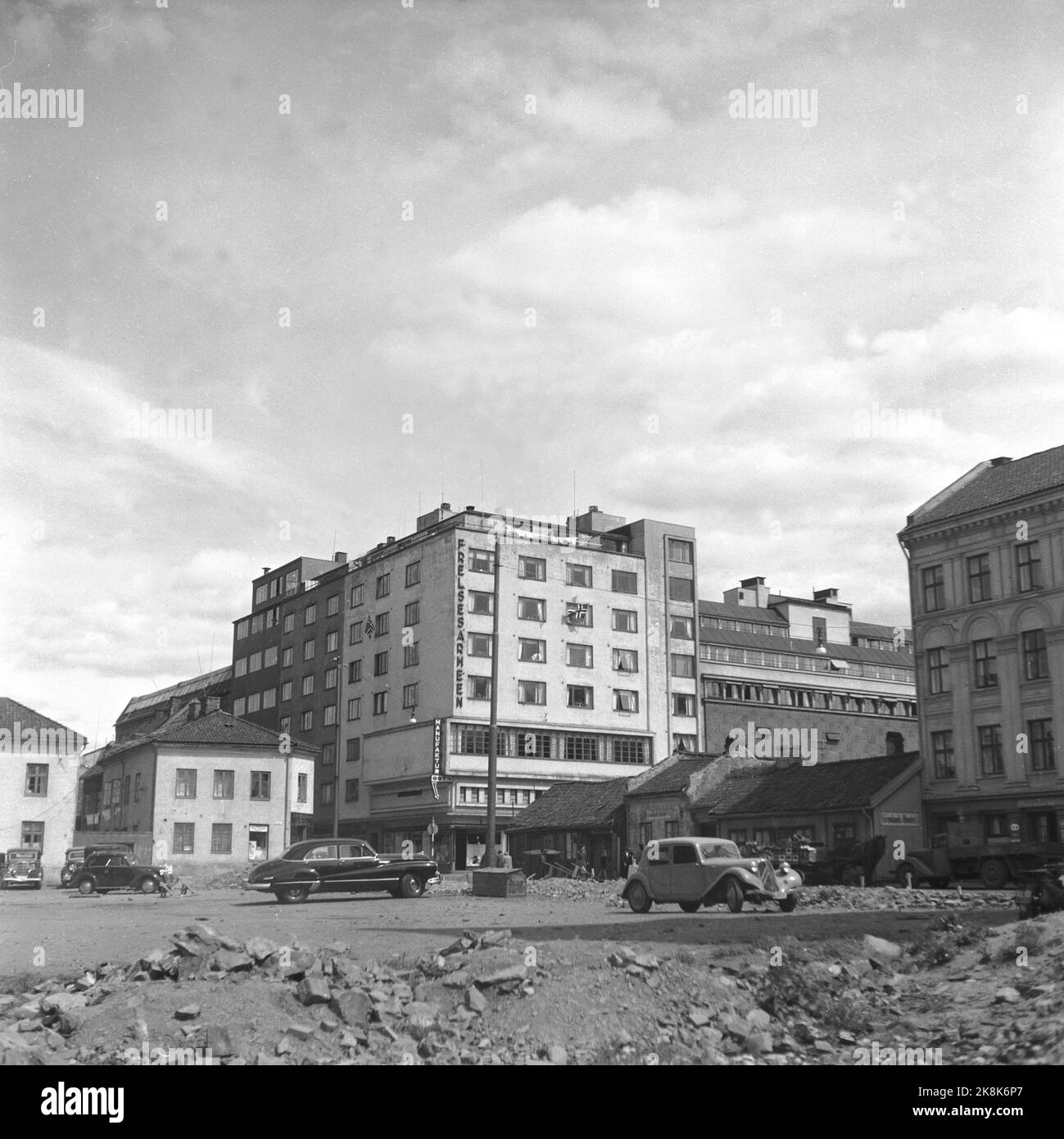Oslo 19510609 Greenland. The Salvation Army's building is located at the intersection of Lakkegata / Breigata. The picture is taken just where the traffic machine passes the Greenland camp today. Classic funki building with window straps on the third floor. Old cars in a primitive parking lot. Horse and cart behind the bright car. Photo: Stage / NTB / NTB Stock Photo